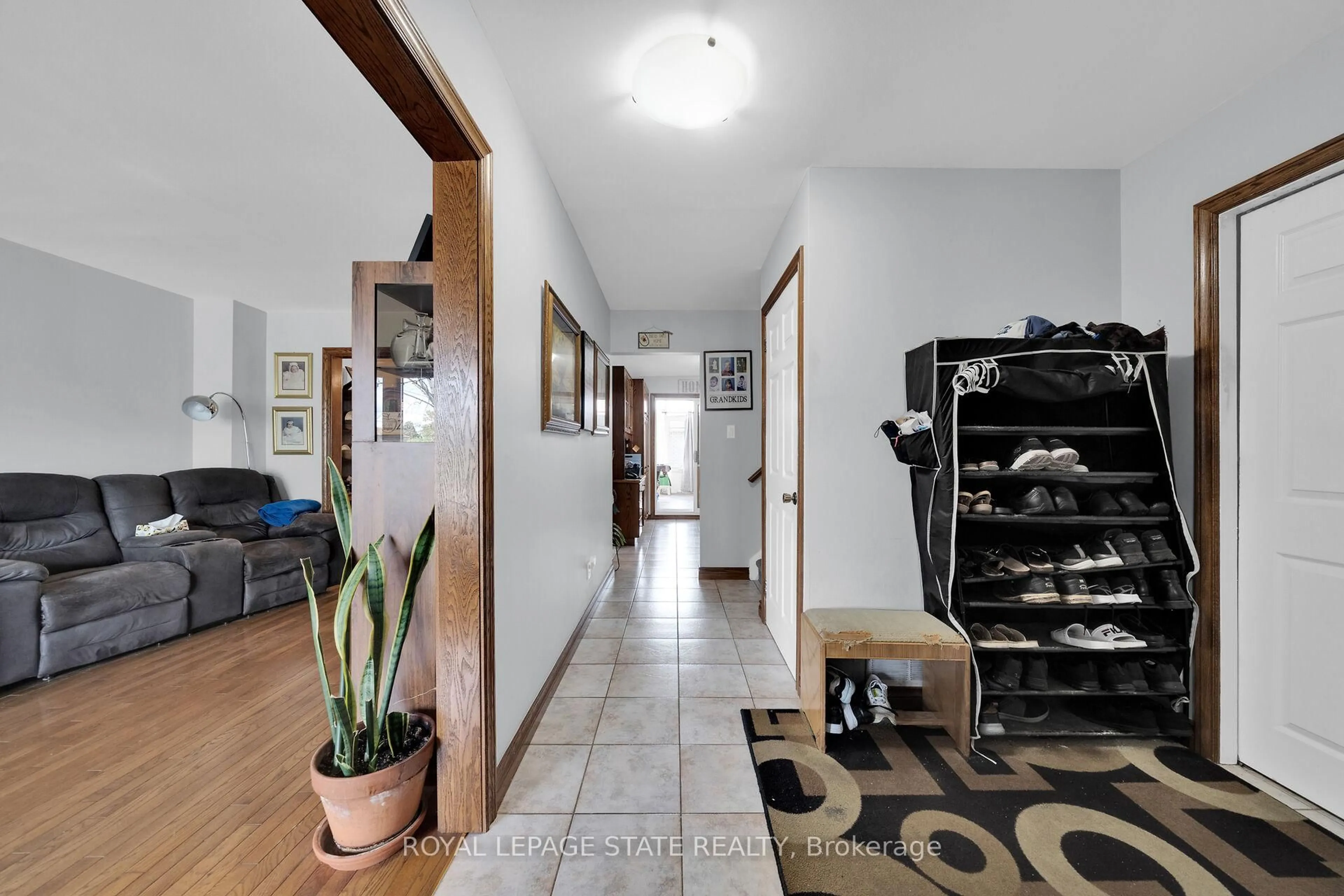 Indoor entryway for 35 Macintosh Dr, Hamilton Ontario L8E 4E4
