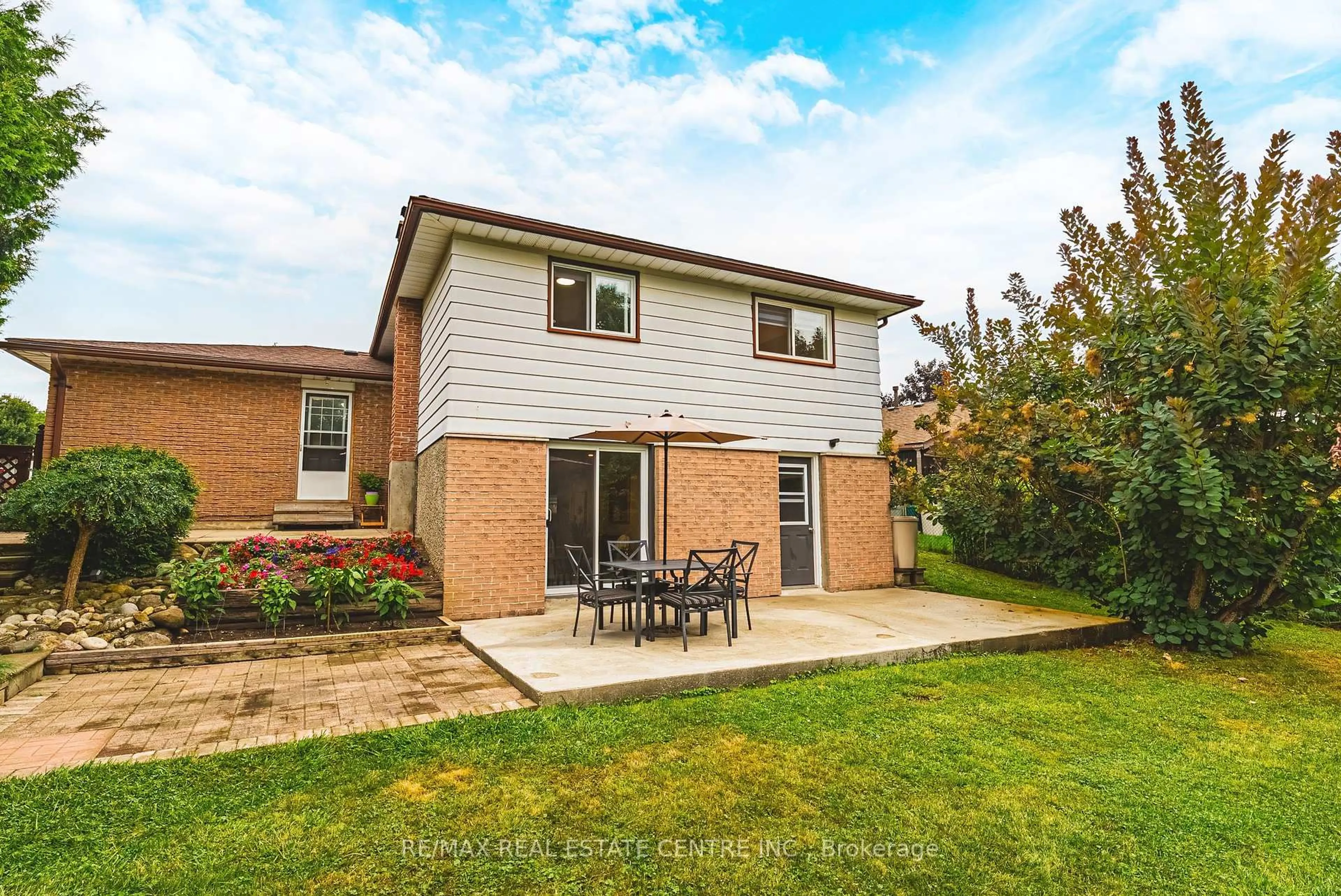 A pic from outside/outdoor area/front of a property/back of a property/a pic from drone, building for 68 Scott Rd, Cambridge Ontario N3C 2X4