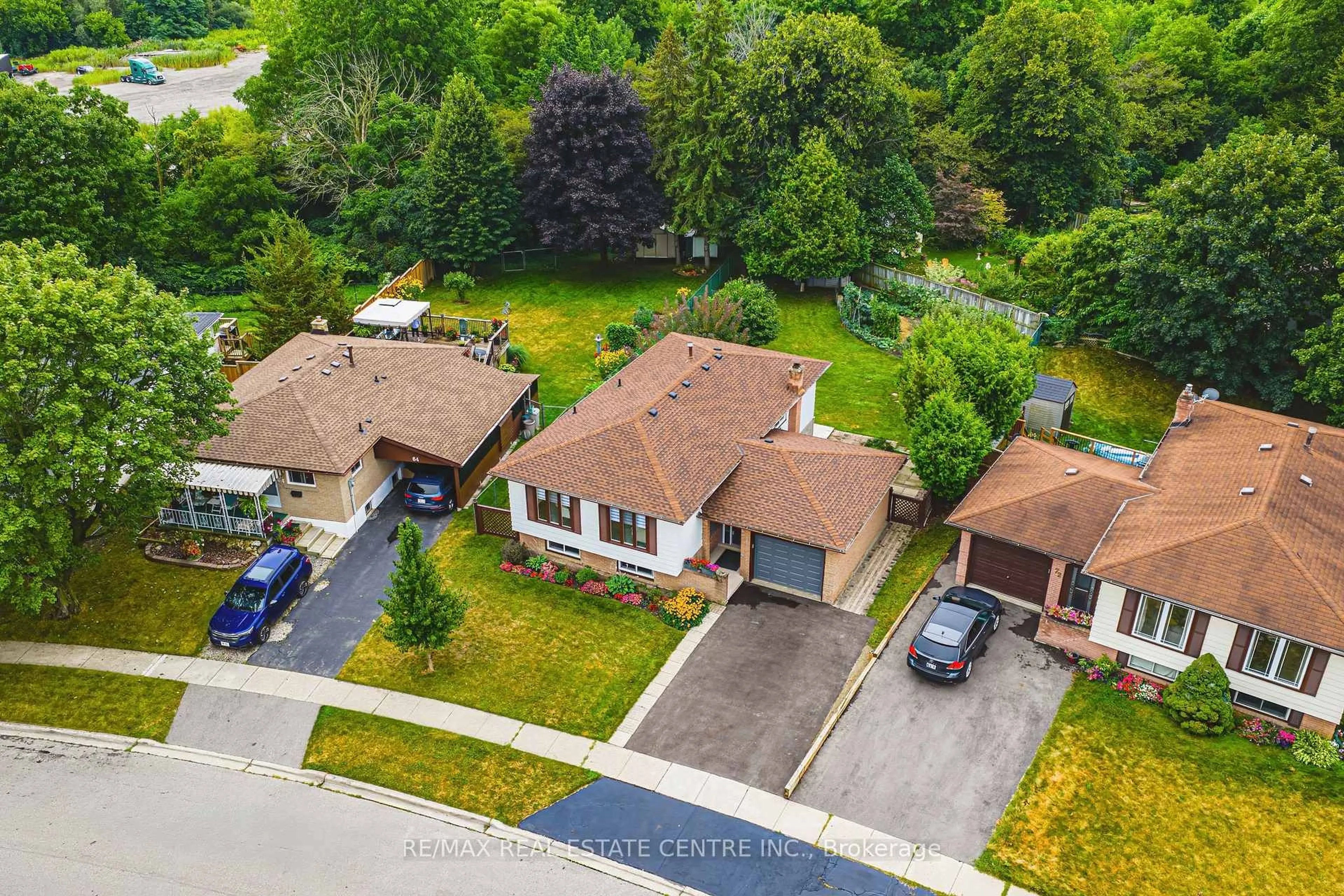 A pic from outside/outdoor area/front of a property/back of a property/a pic from drone, street for 68 Scott Rd, Cambridge Ontario N3C 2X4