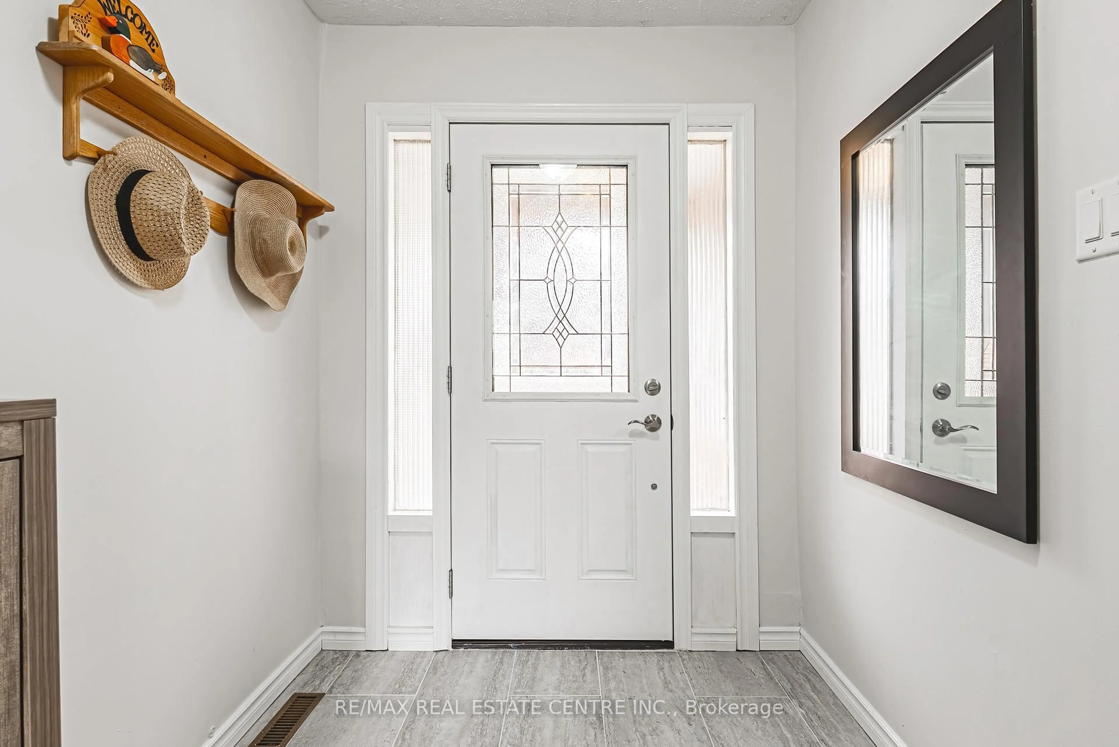 Indoor entryway for 68 Scott Rd, Cambridge Ontario N3C 2X4