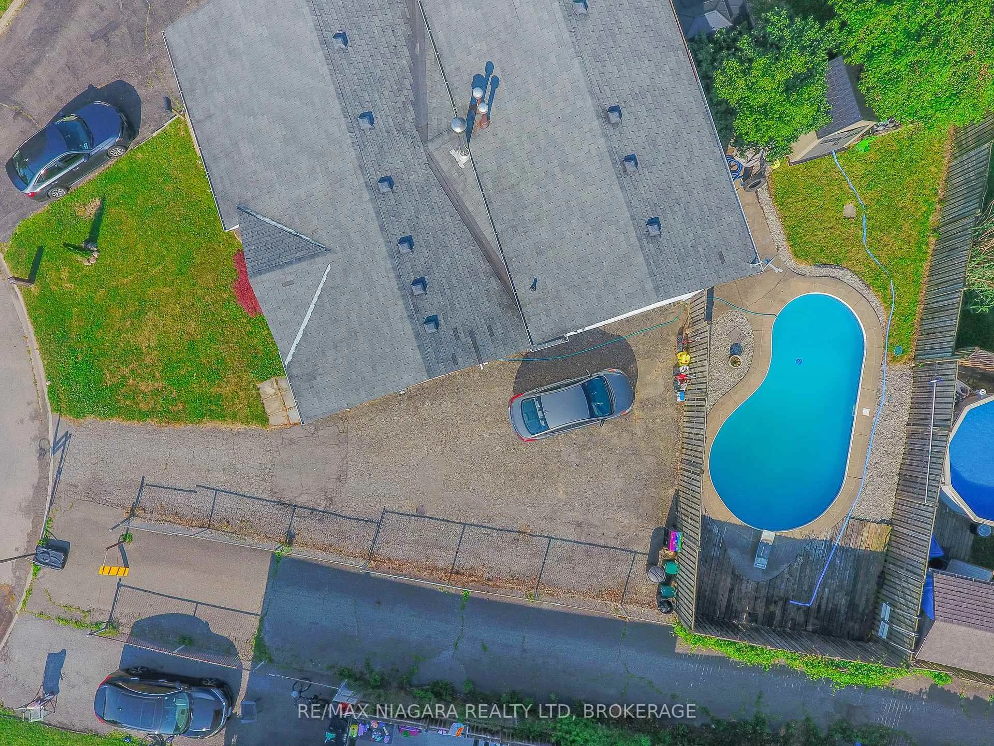 A pic from outside/outdoor area/front of a property/back of a property/a pic from drone, street for 30 Garfield Lane, St. Catharines Ontario L2R 7G9