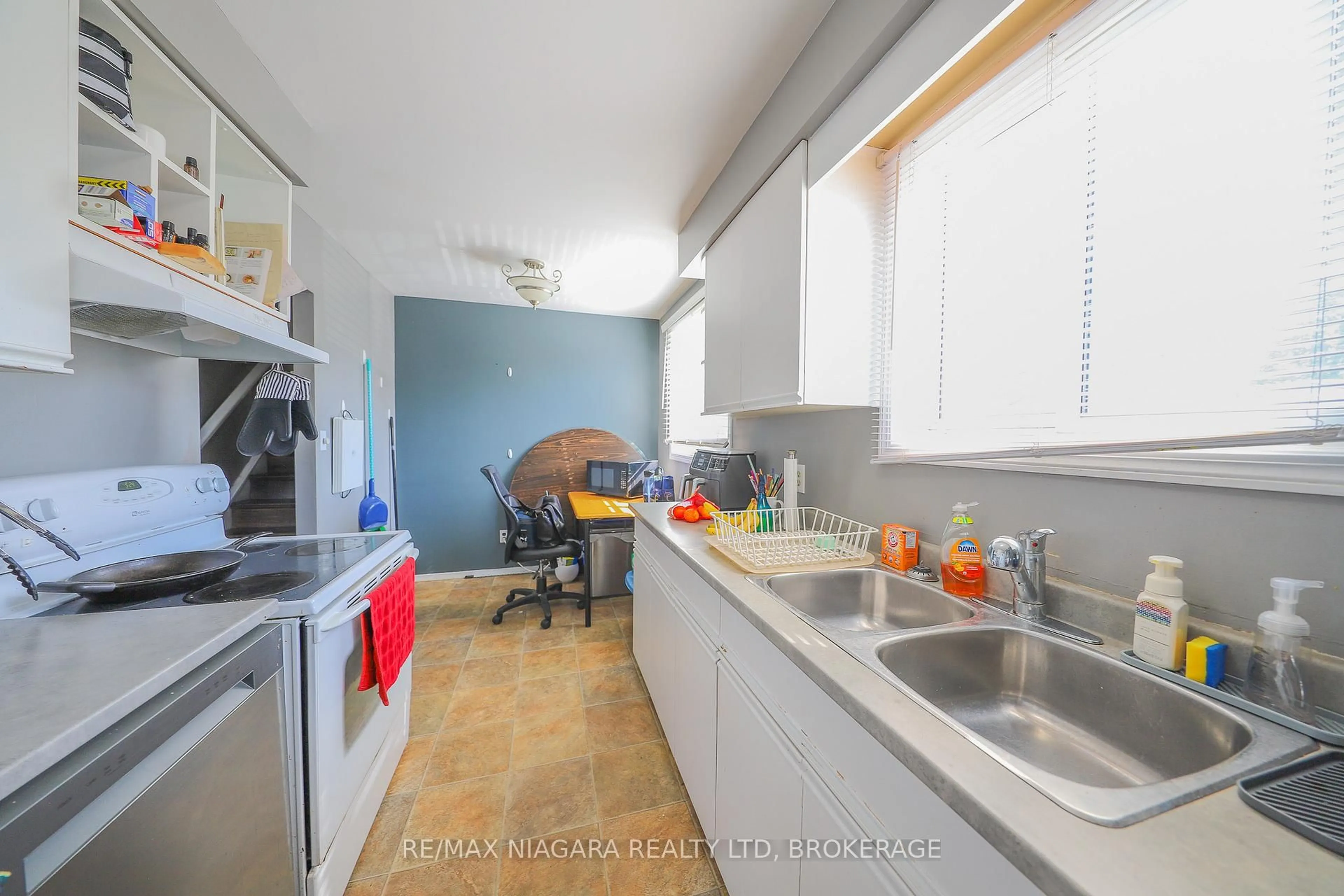Standard kitchen, unknown for 30 Garfield Lane, St. Catharines Ontario L2R 7G9
