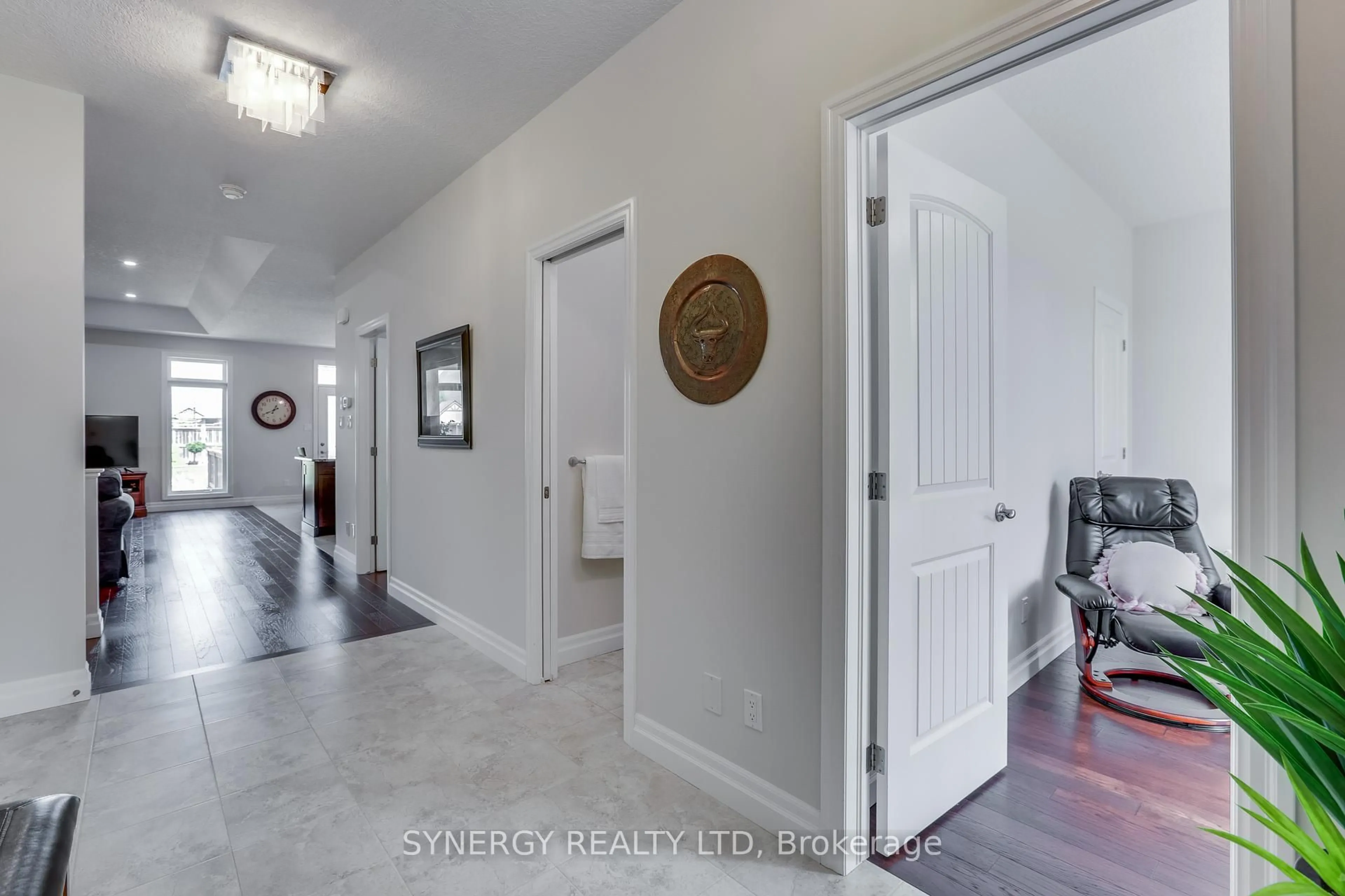 Indoor entryway for 97 Elliott Tr, Thames Centre Ontario N0M 2P0
