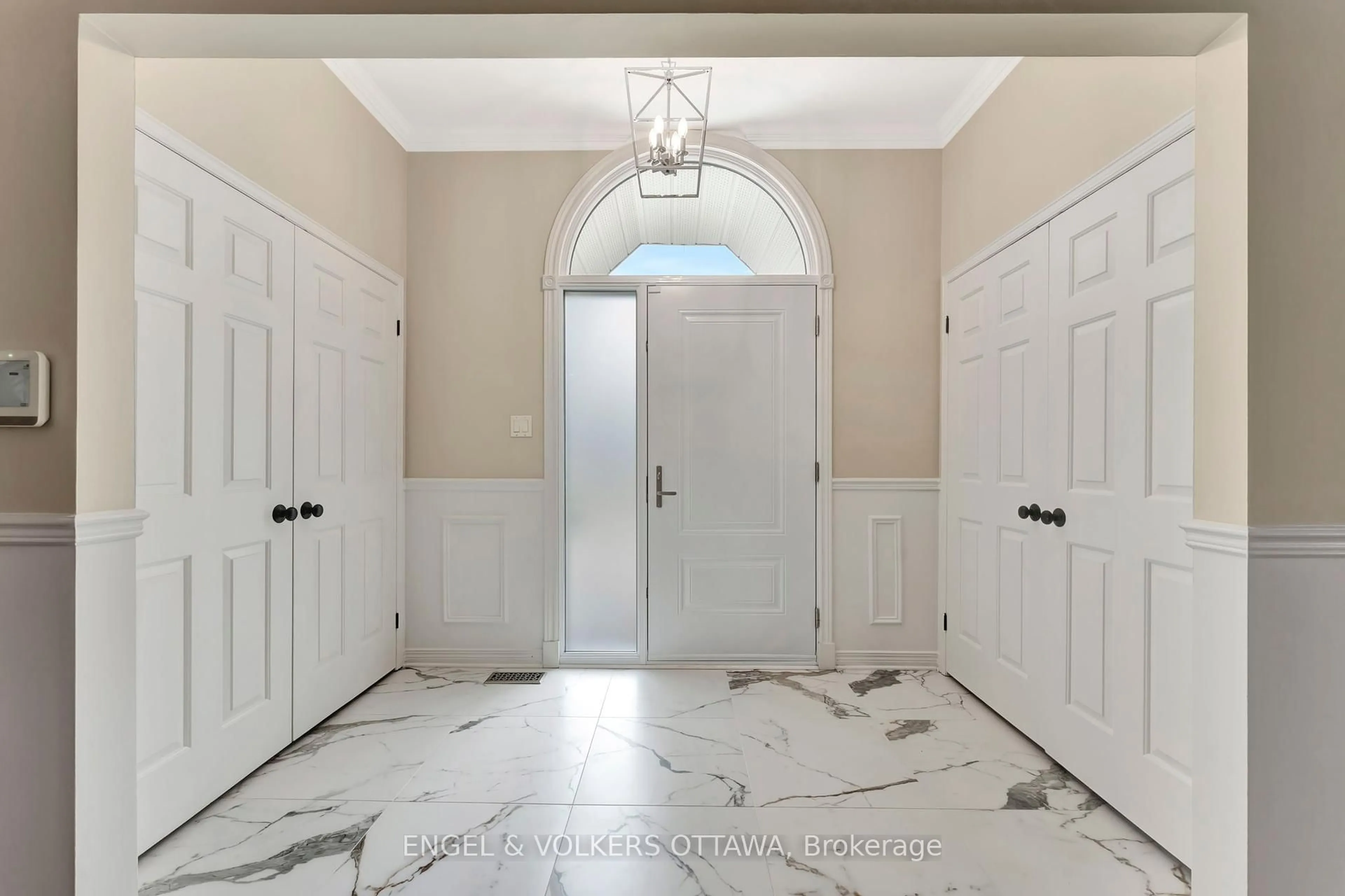 Indoor entryway for 14 Belton Ave, Stittsville Ontario K2S 1G7