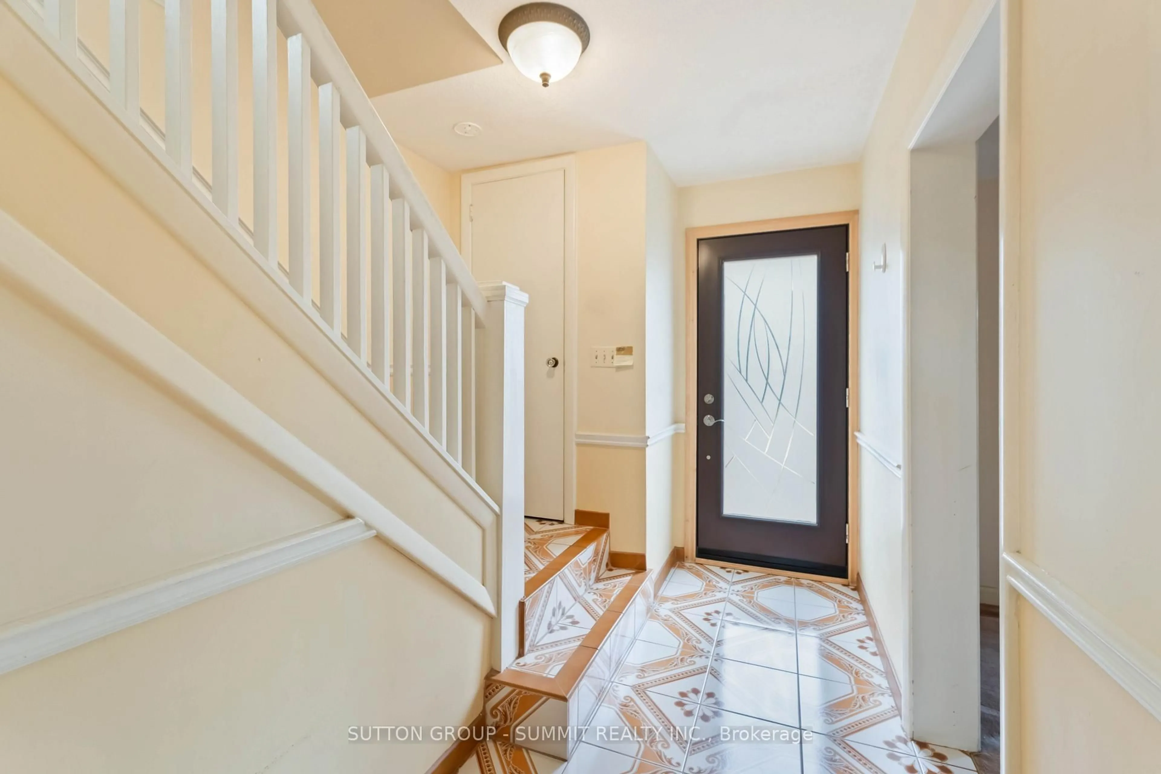 Indoor entryway for 115 West 32nd St, Hamilton Ontario L9C 5G8