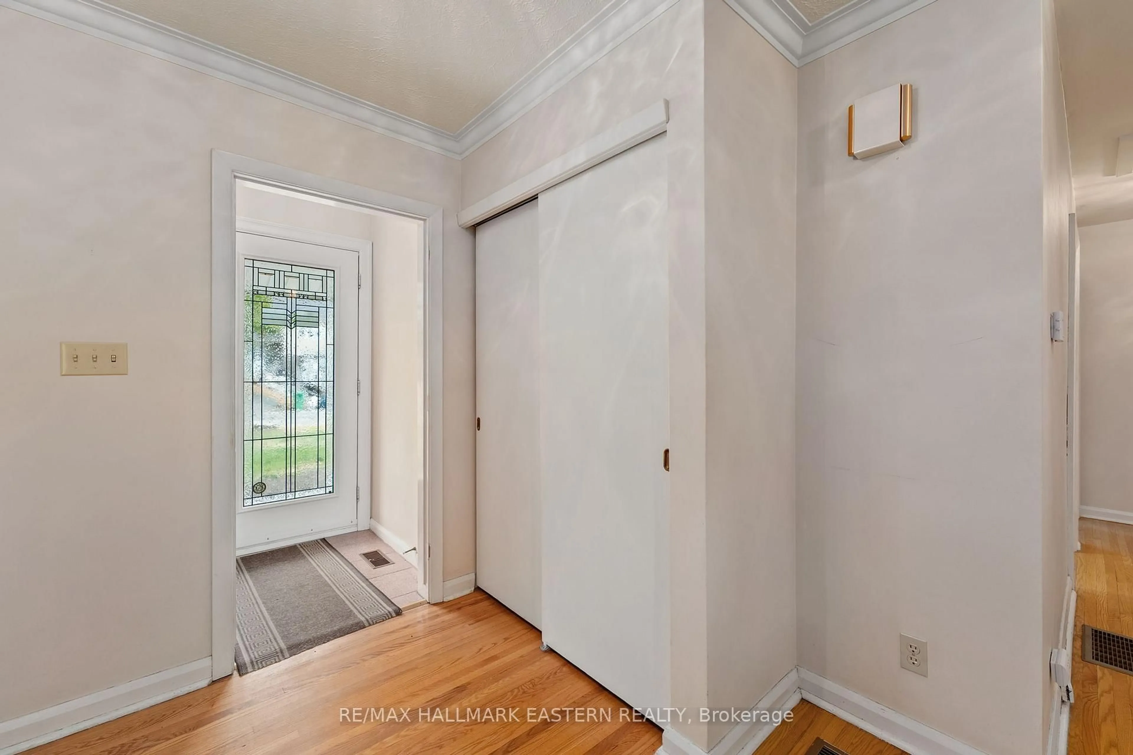 Indoor entryway for 883 Kensington Dr, Peterborough Ontario K9J 6J8