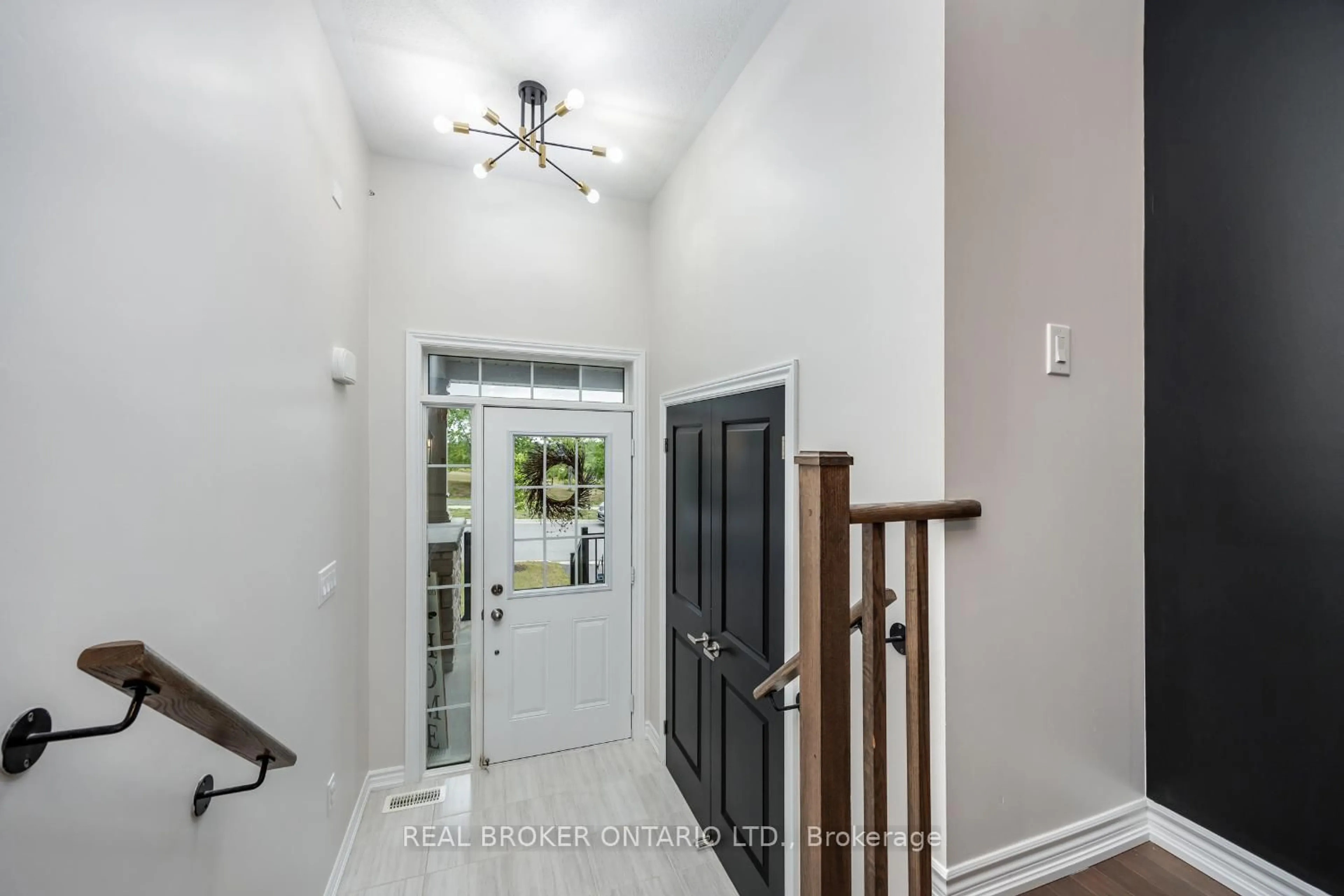 Indoor entryway for 48 Highlands Blvd, Cavan Monaghan Ontario L0A 1G0