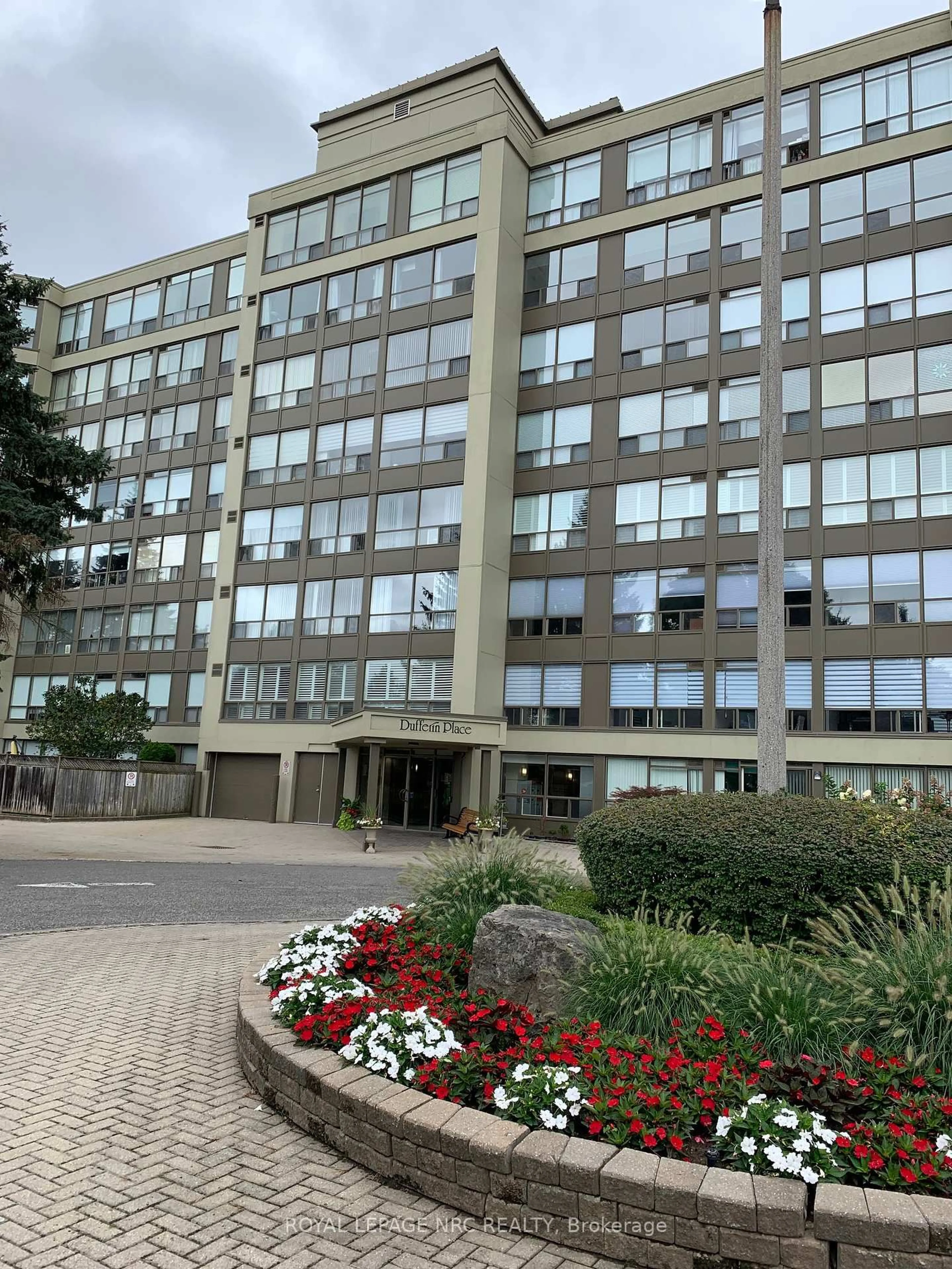 Indoor foyer for 5100 Dorchester Rd #304, Niagara Falls Ontario L2E 7H4