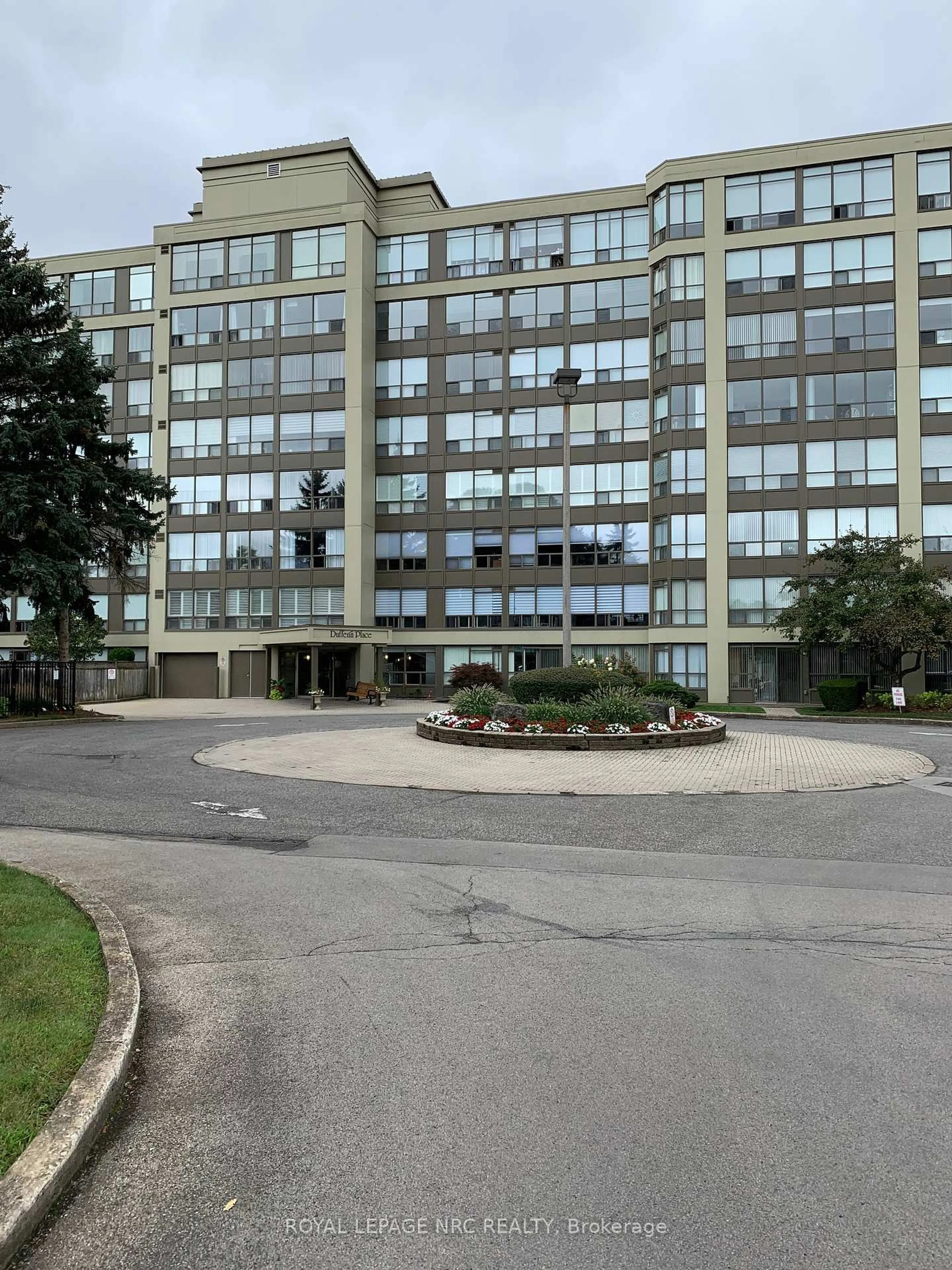 Indoor foyer for 5100 Dorchester Rd #304, Niagara Falls Ontario L2E 7H4