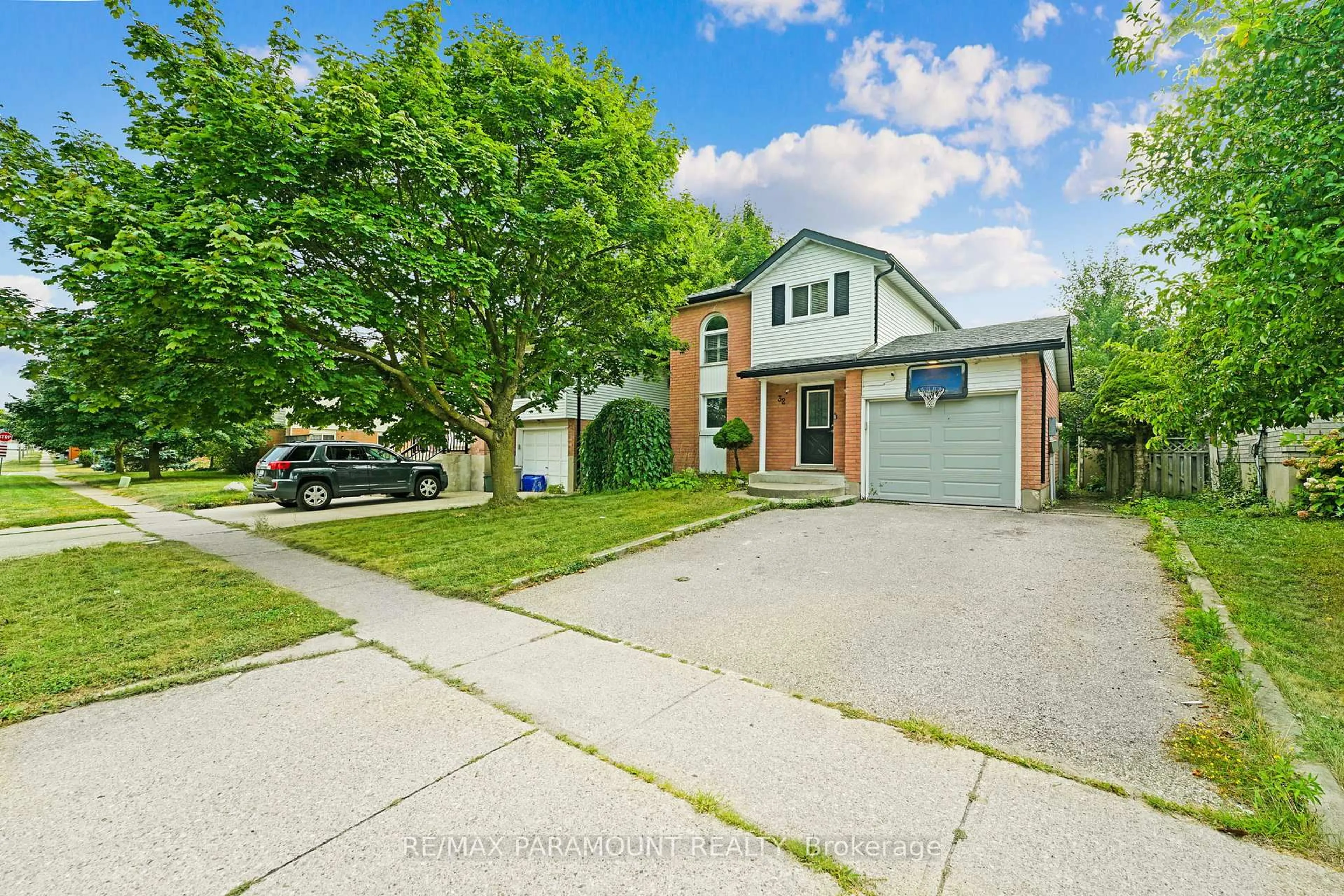 A pic from outside/outdoor area/front of a property/back of a property/a pic from drone, street for 32 Enfield Dr, Cambridge Ontario N1P 1A5