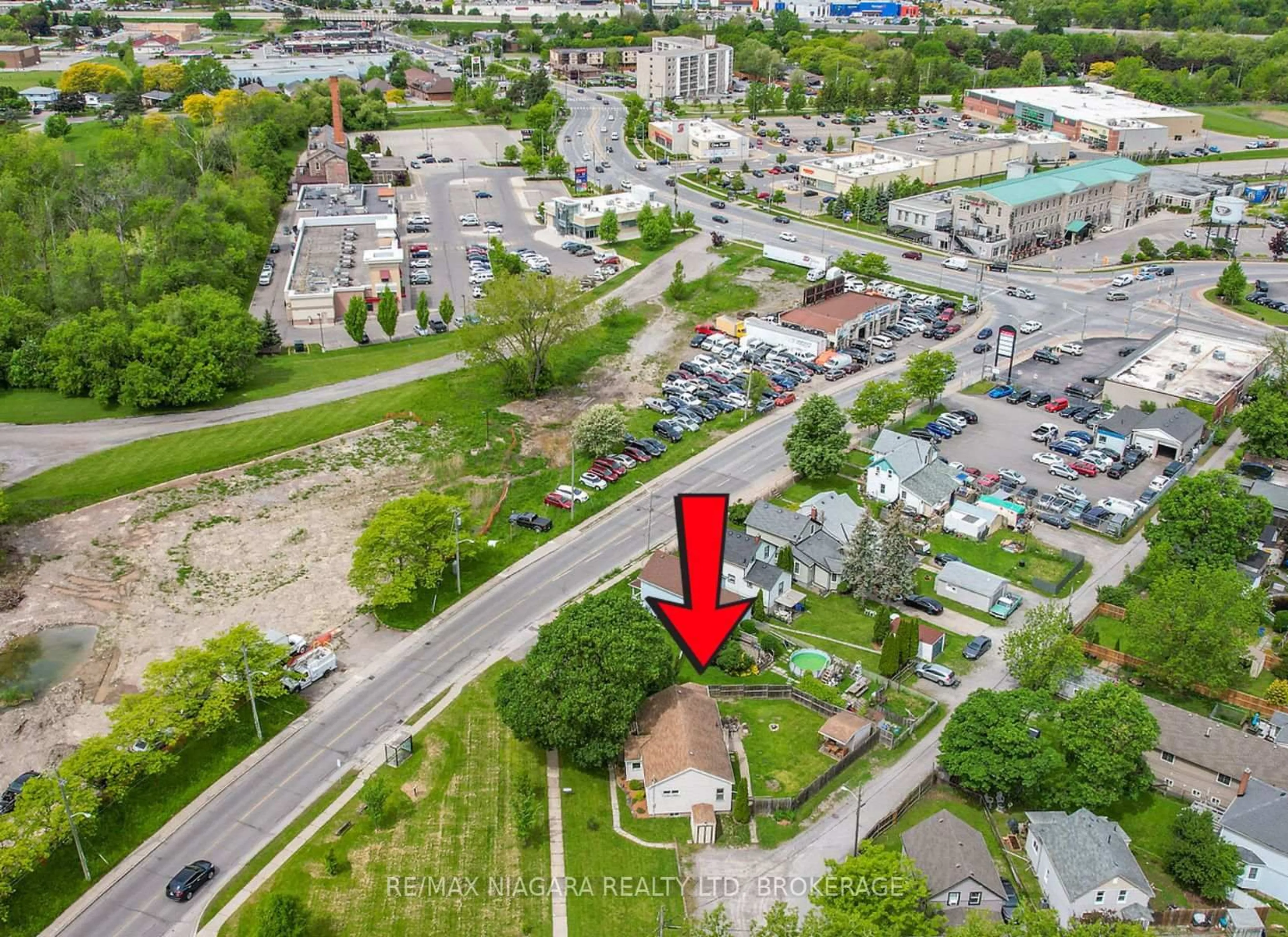 A pic from outside/outdoor area/front of a property/back of a property/a pic from drone, street for 232 Merritt St, St. Catharines Ontario L2T 1J8