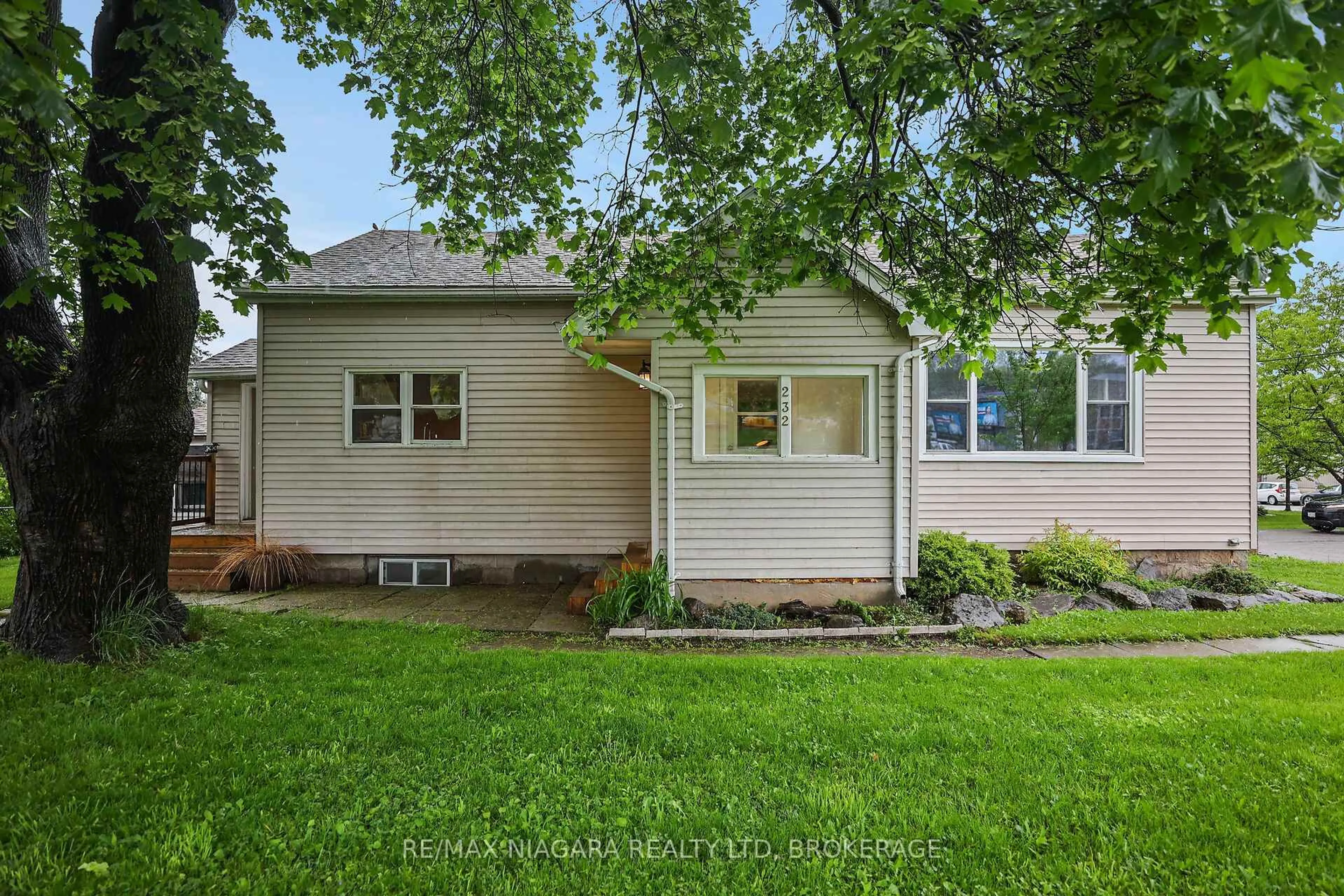Home with vinyl exterior material, street for 232 Merritt St, St. Catharines Ontario L2T 1J8