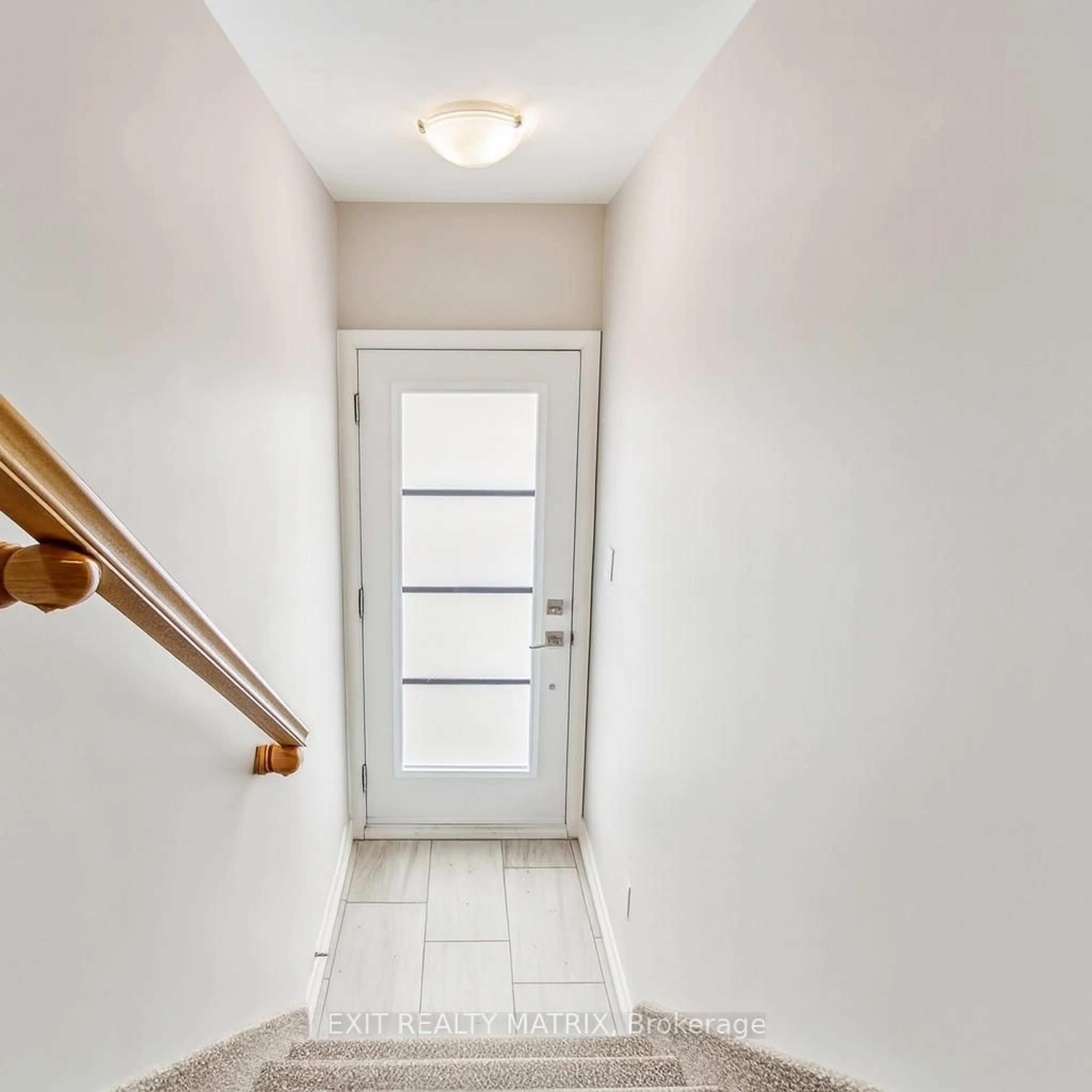 Indoor entryway for 99 St Moritz Tr #410, Russell Ontario K0A 1W0