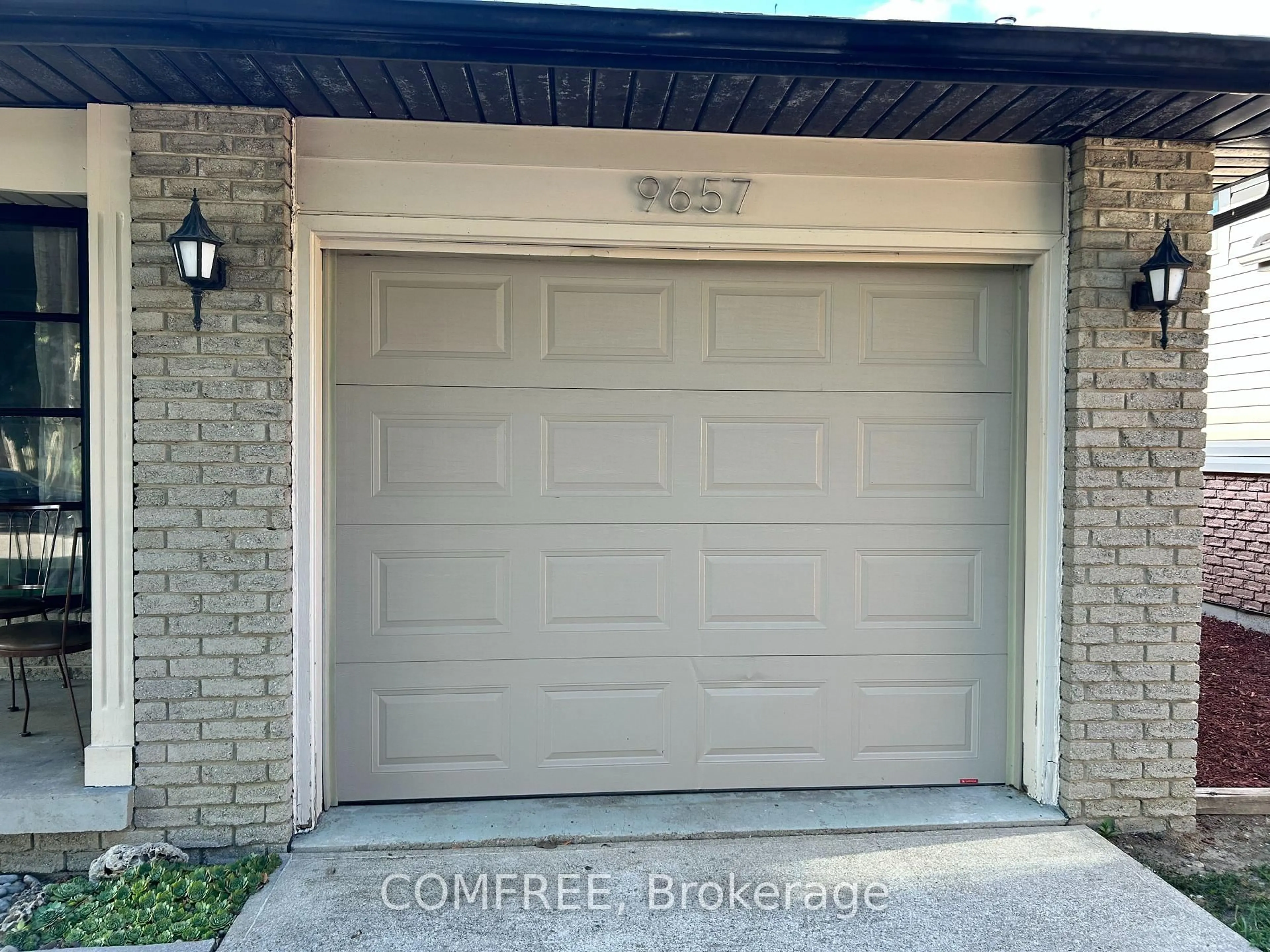 Indoor garage for 9657 Midfield Cres, Windsor Ontario N8R 1W9