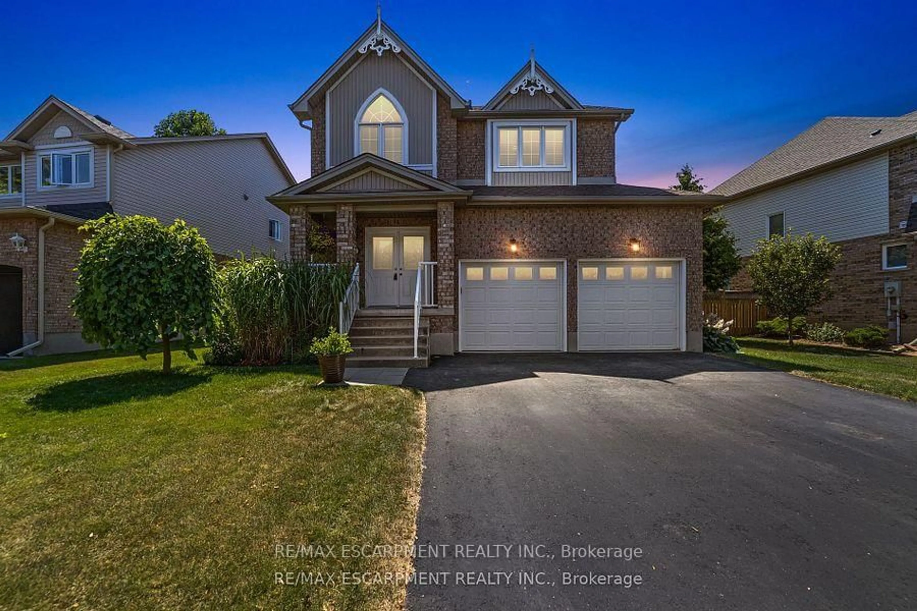 Home with vinyl exterior material, street for 82 Griffith Dr, Grimsby Ontario L3M 5K9