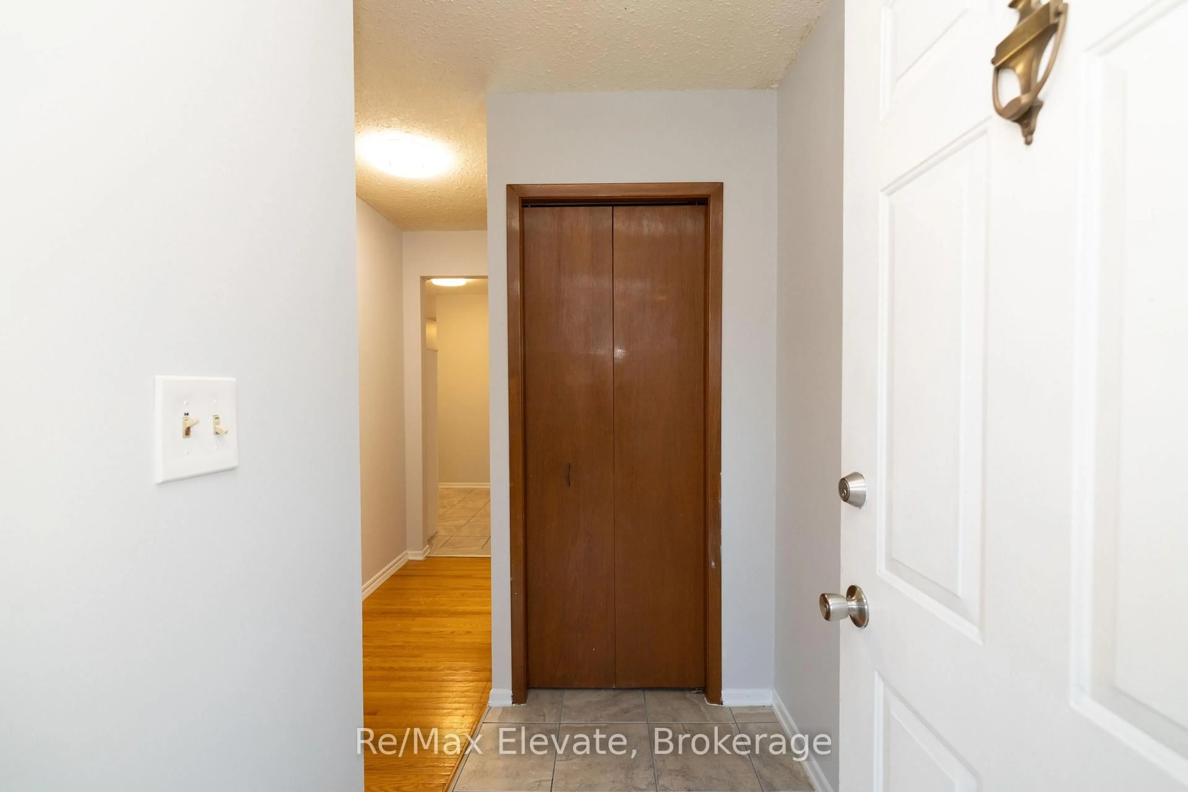 Indoor entryway for 83 Ward Ave, Hamilton Ontario L8S 2E8