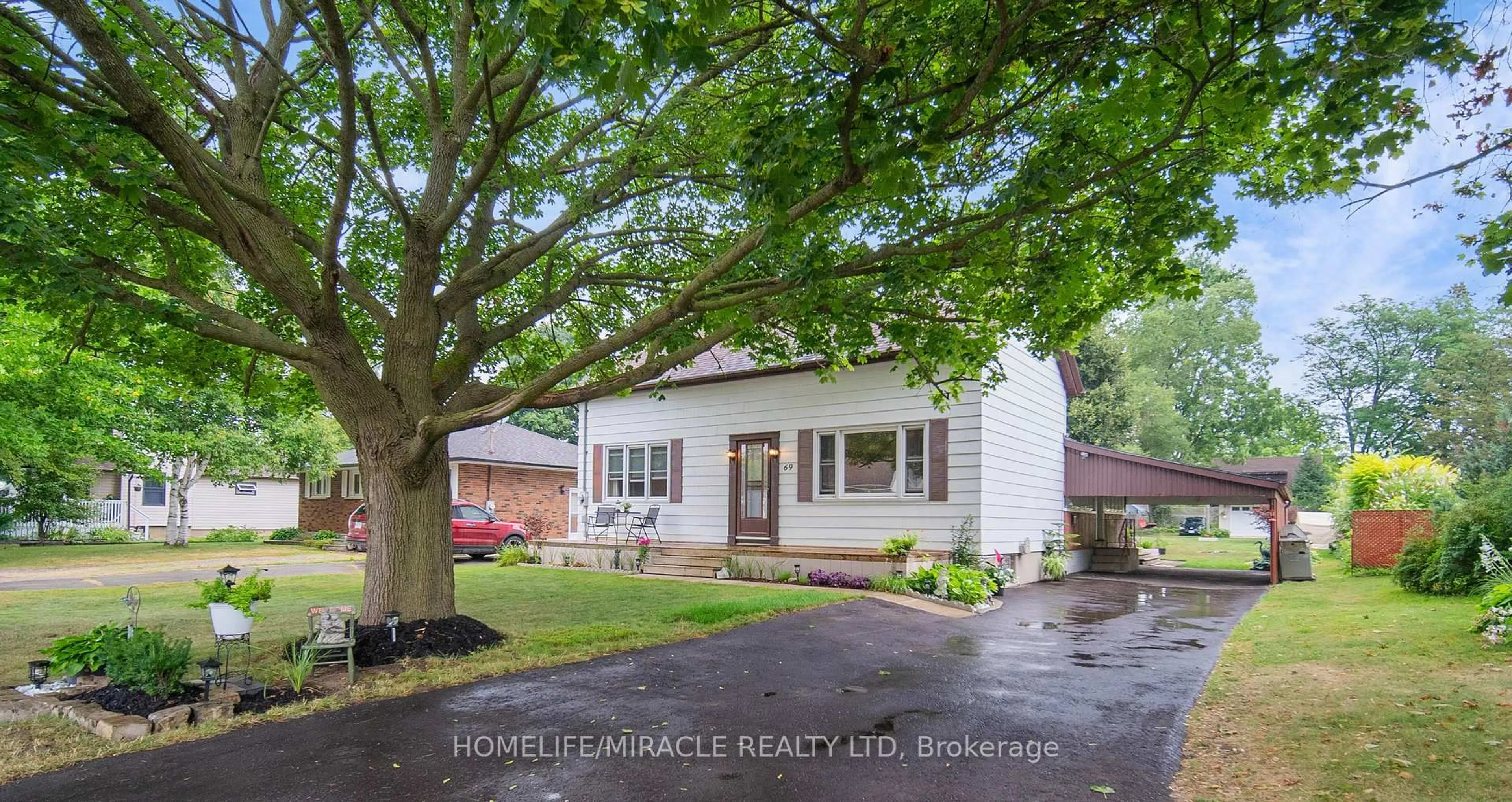Home with vinyl exterior material, street for 69 Bee St, Woodstock Ontario N4S 3Z2