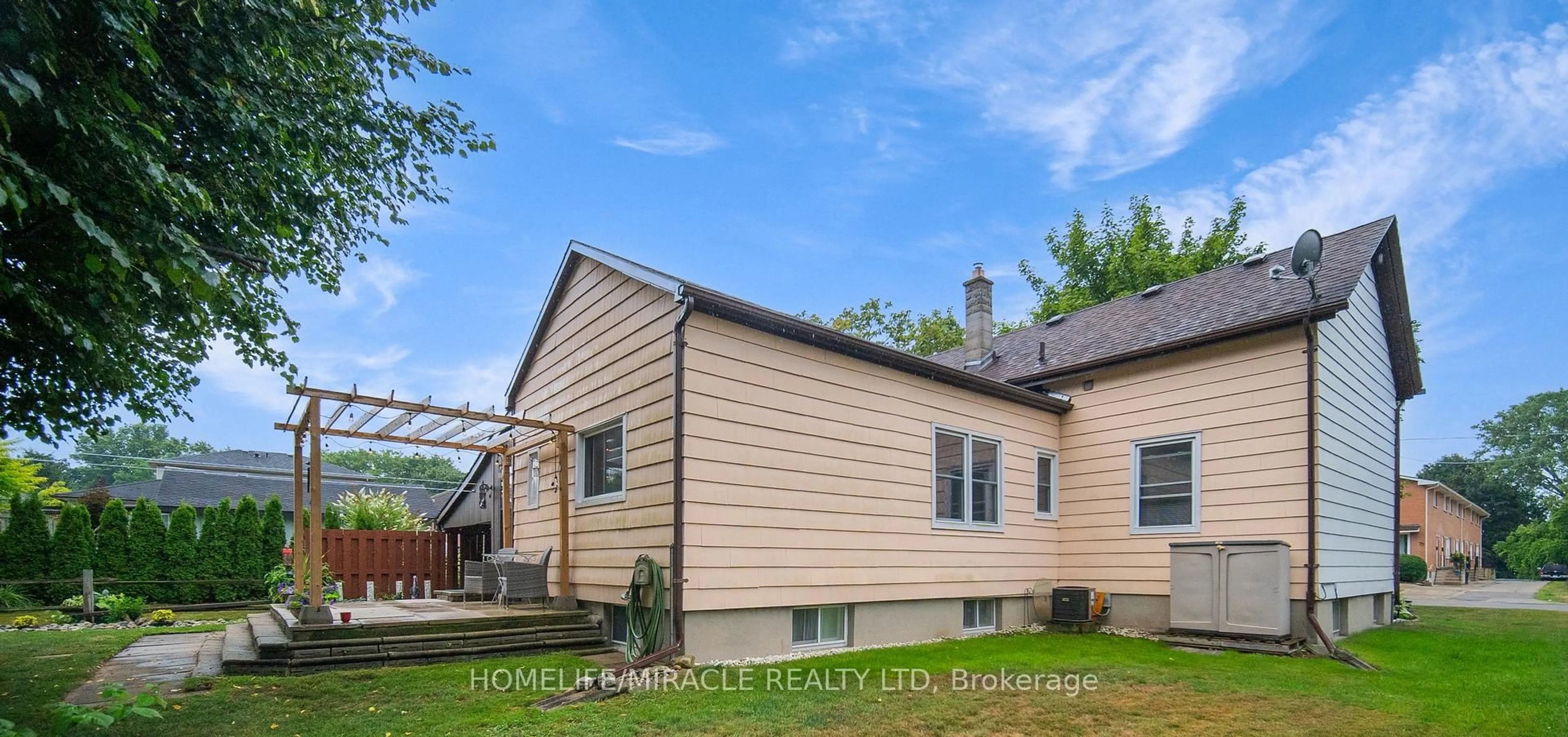 Home with vinyl exterior material, street for 69 Bee St, Woodstock Ontario N4S 3Z2