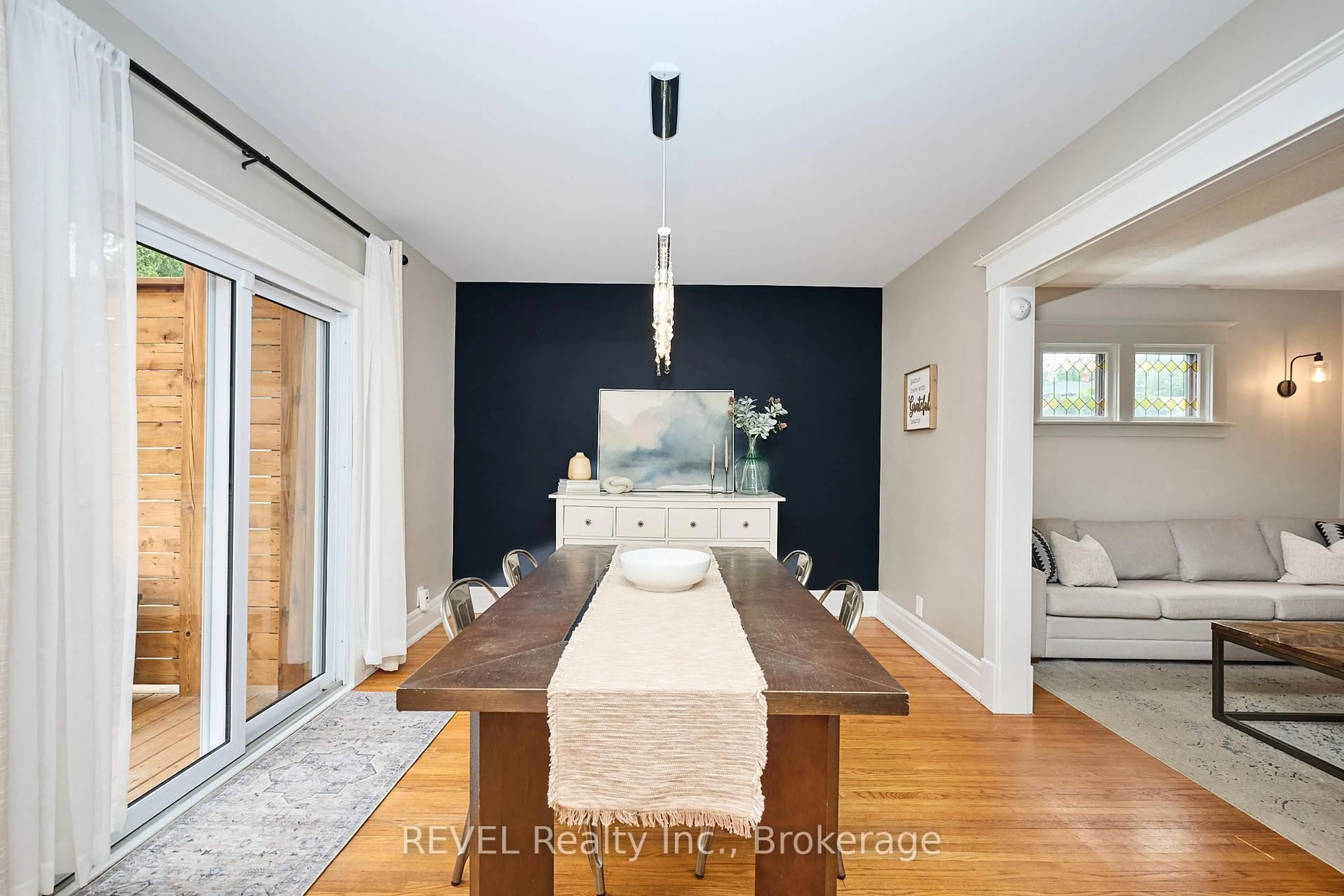 Dining room, wood/laminate floor for 5849 Symmes St, Niagara Falls Ontario L2G 2G4