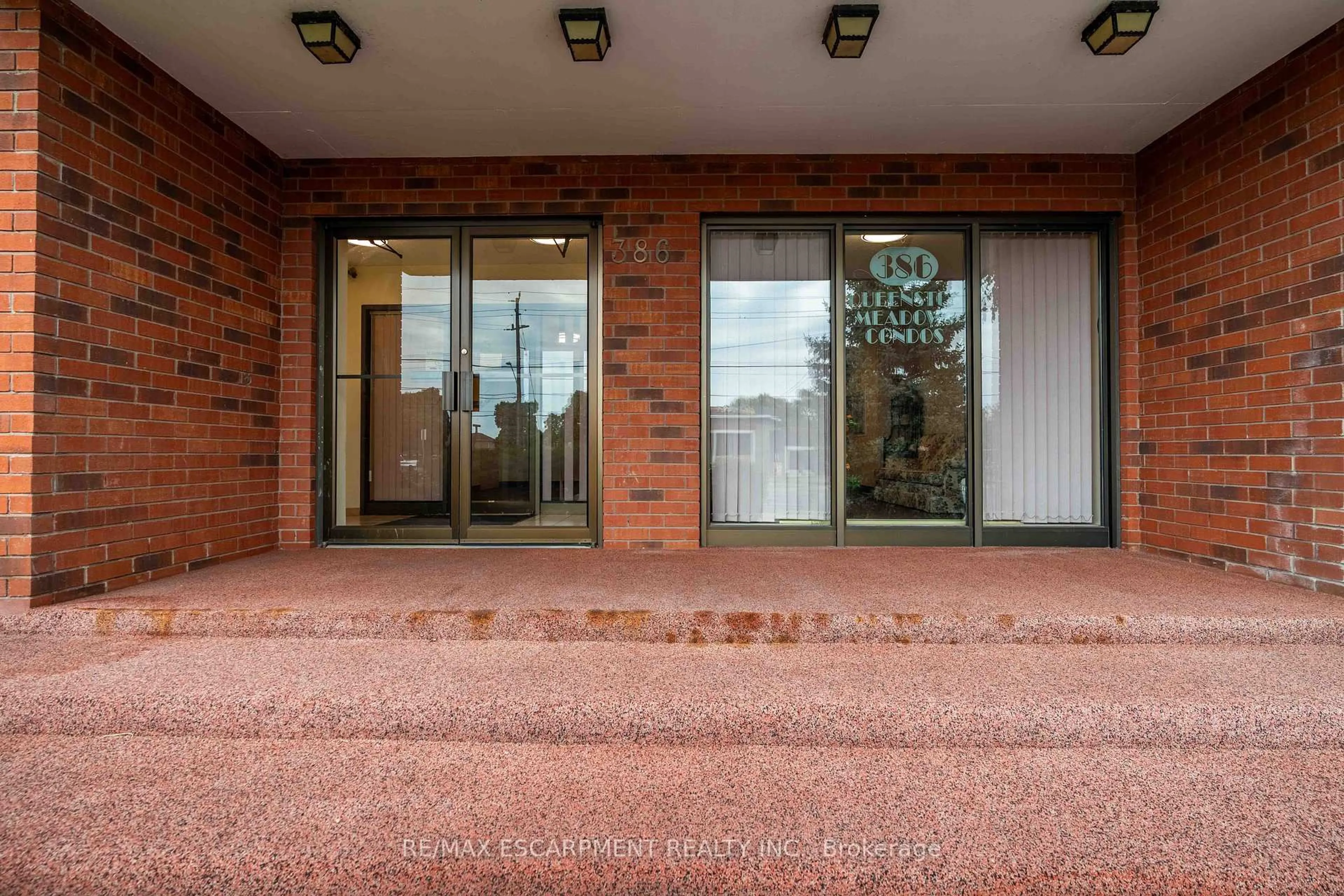 Indoor foyer for 386 Highway 8 #205, Hamilton Ontario L8G 1E9