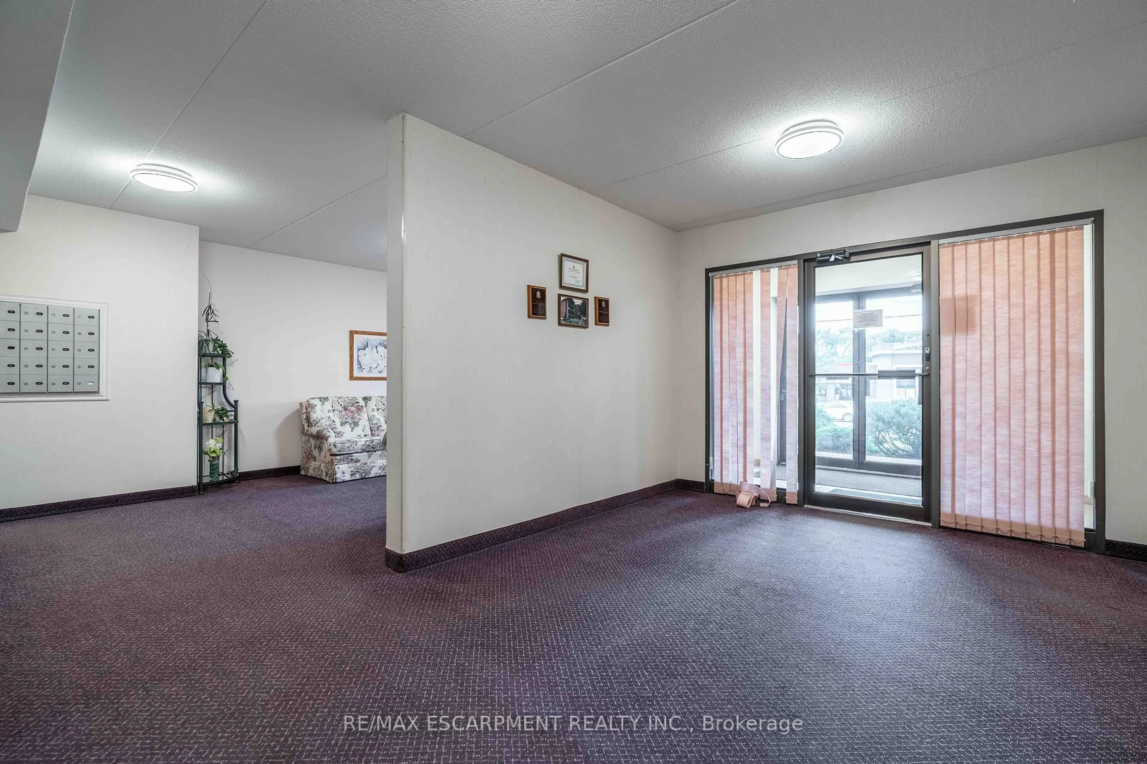 Indoor foyer for 386 Highway 8 #205, Hamilton Ontario L8G 1E9