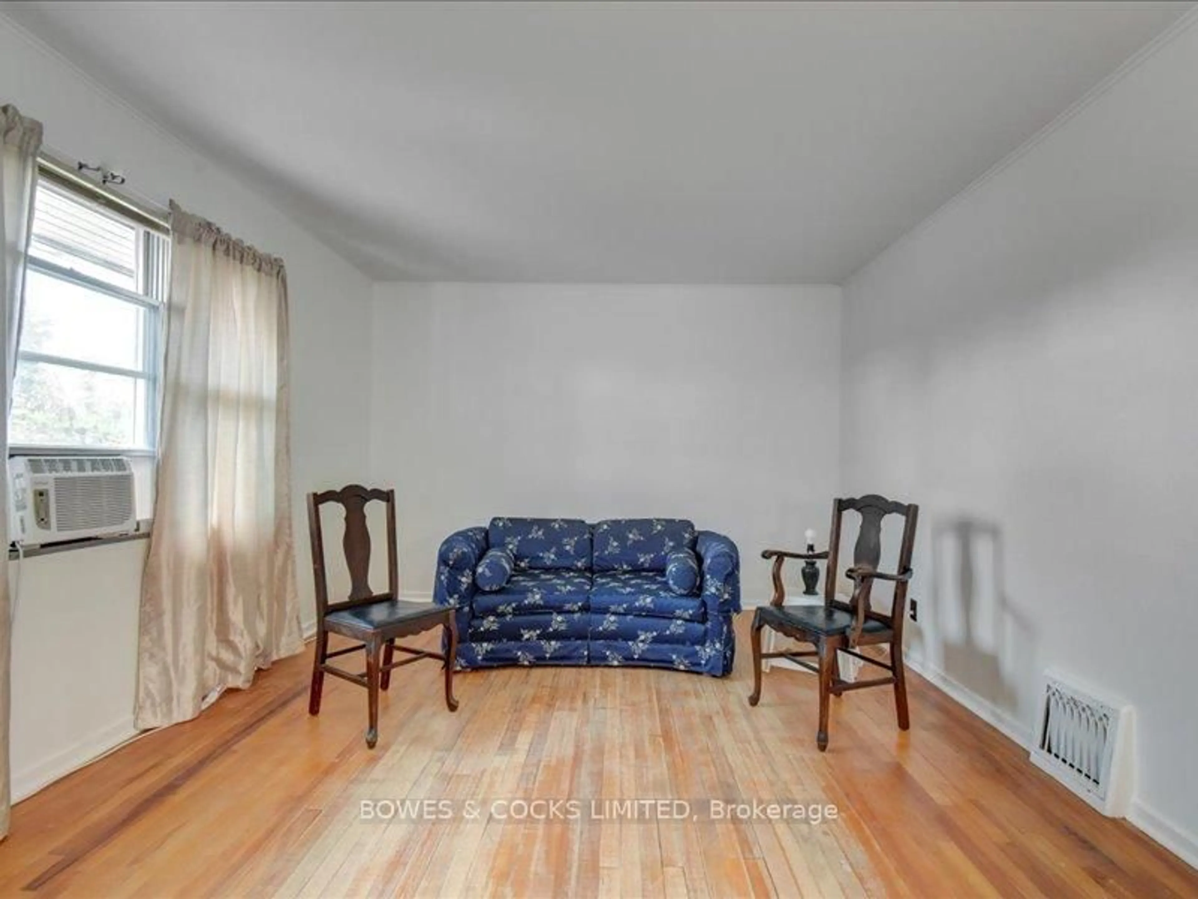 Living room with furniture, unknown for 722 Gillespie Ave, Peterborough Ontario K9J 4B7