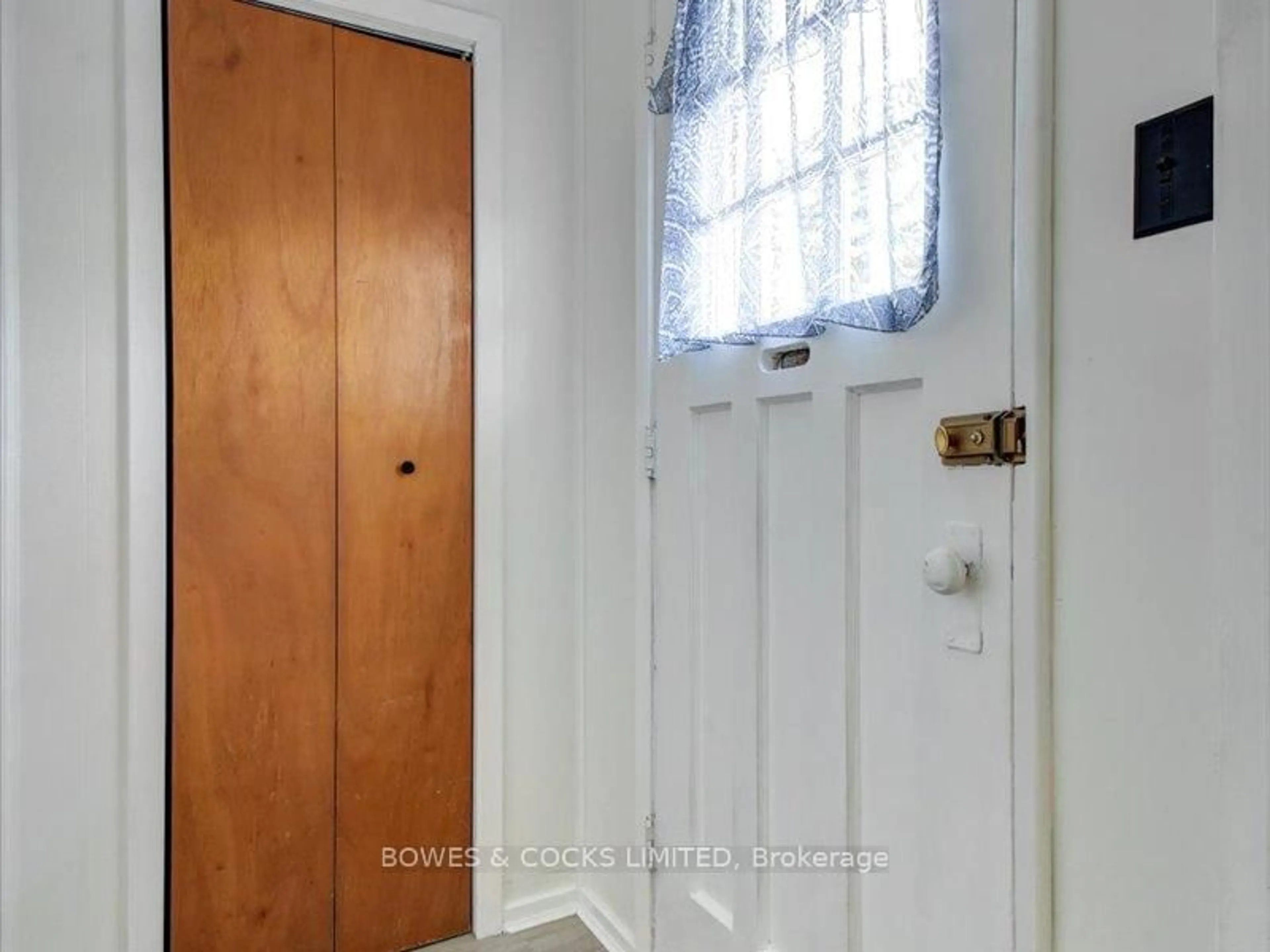 Indoor entryway for 722 Gillespie Ave, Peterborough Ontario K9J 4B7