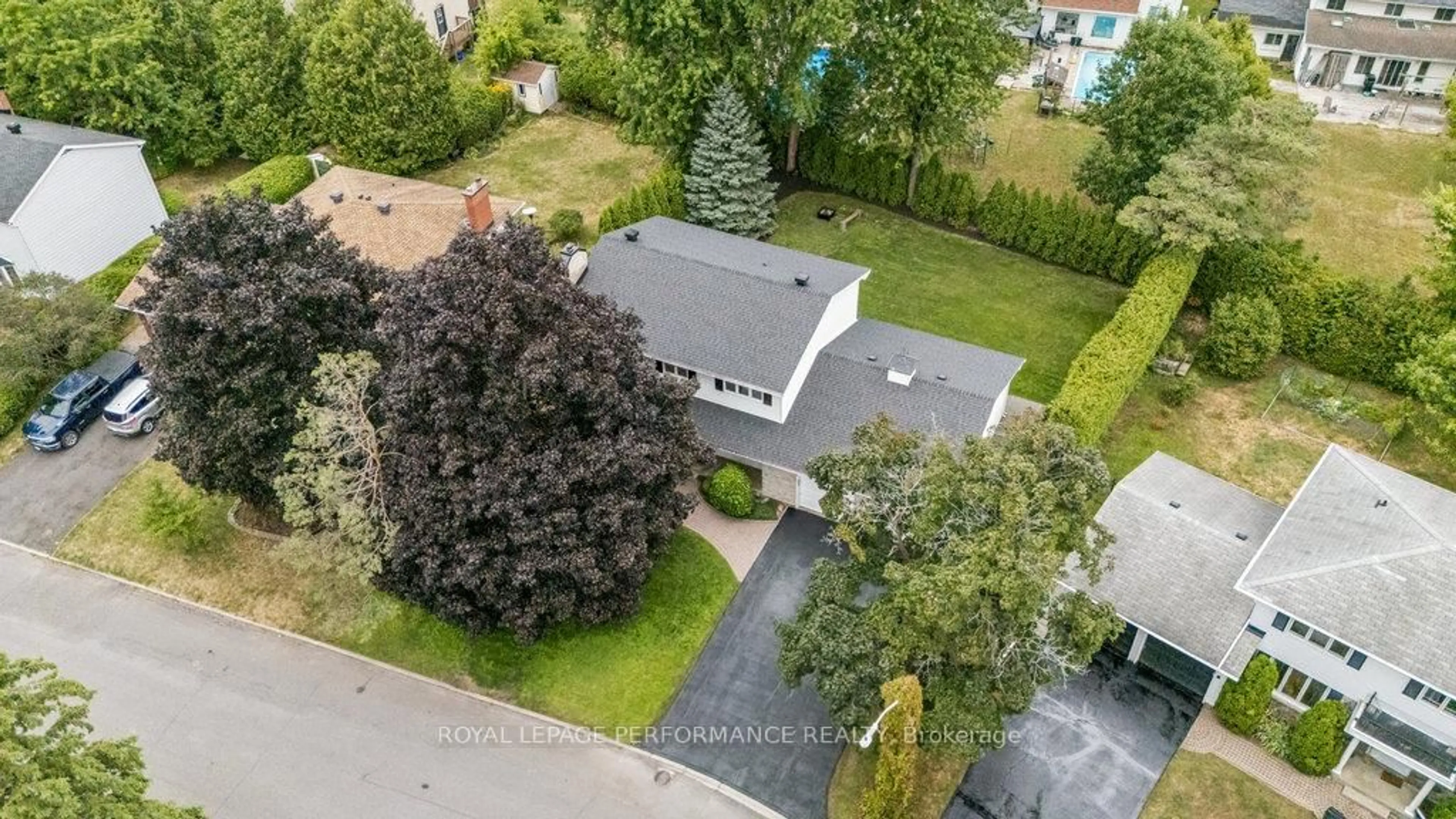 A pic from outside/outdoor area/front of a property/back of a property/a pic from drone, street for 1889 Fairmeadow Cres, Ottawa Ontario K1H 7B8