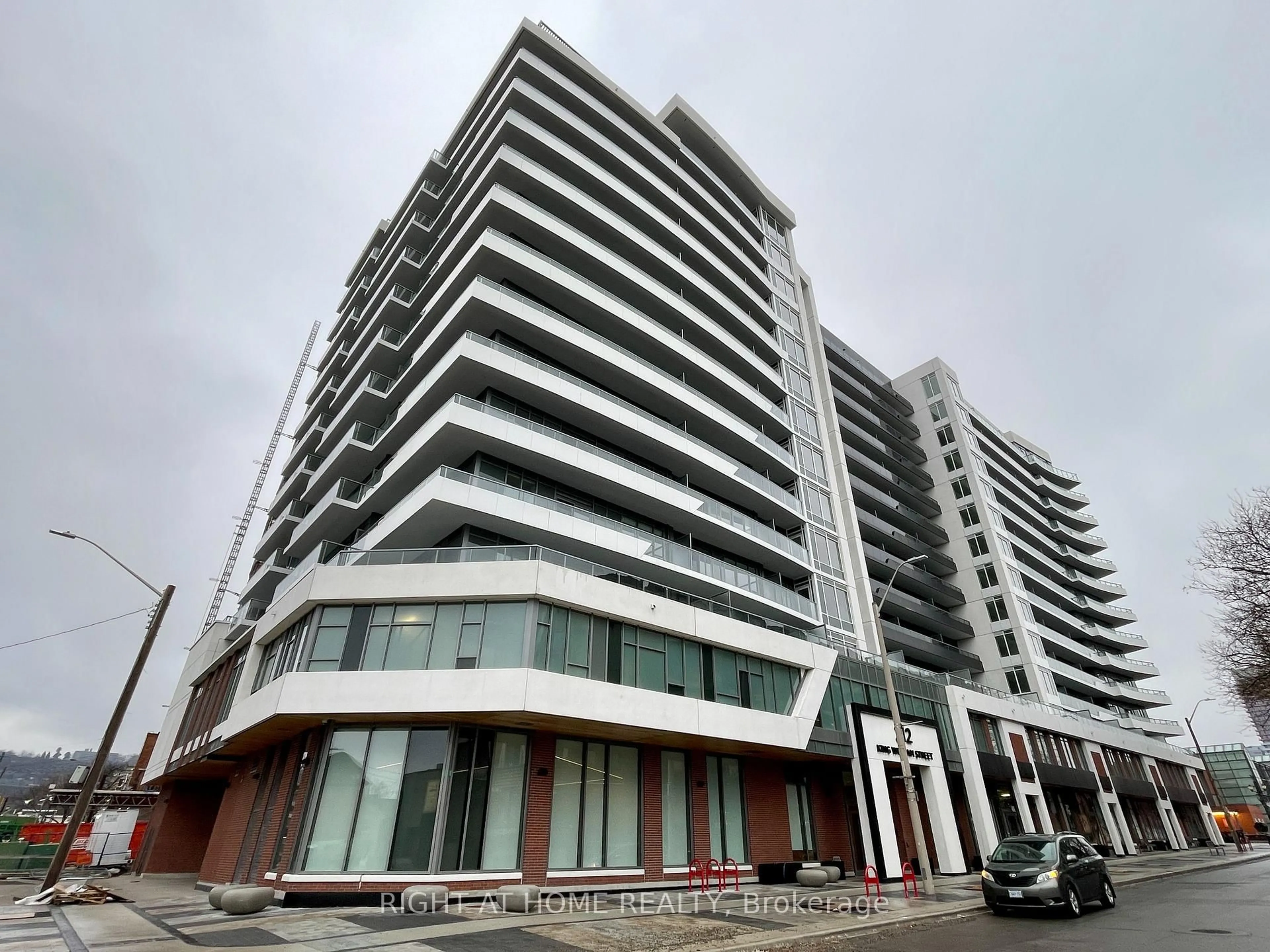 Indoor foyer for 212 King William St #515, Hamilton Ontario L8R 3N9