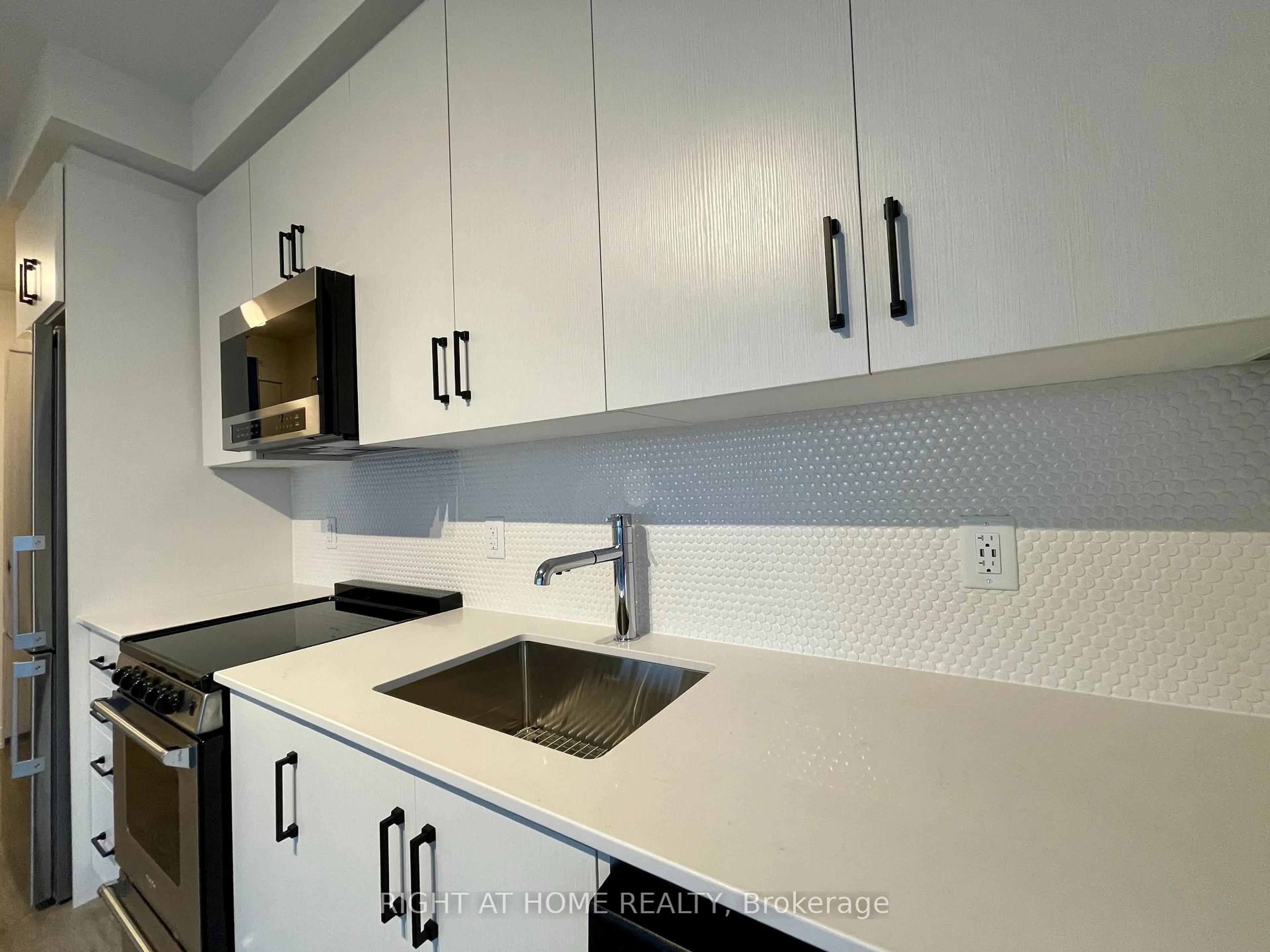 Standard kitchen, ceramic/tile floor for 212 King William St #515, Hamilton Ontario L8R 3N9