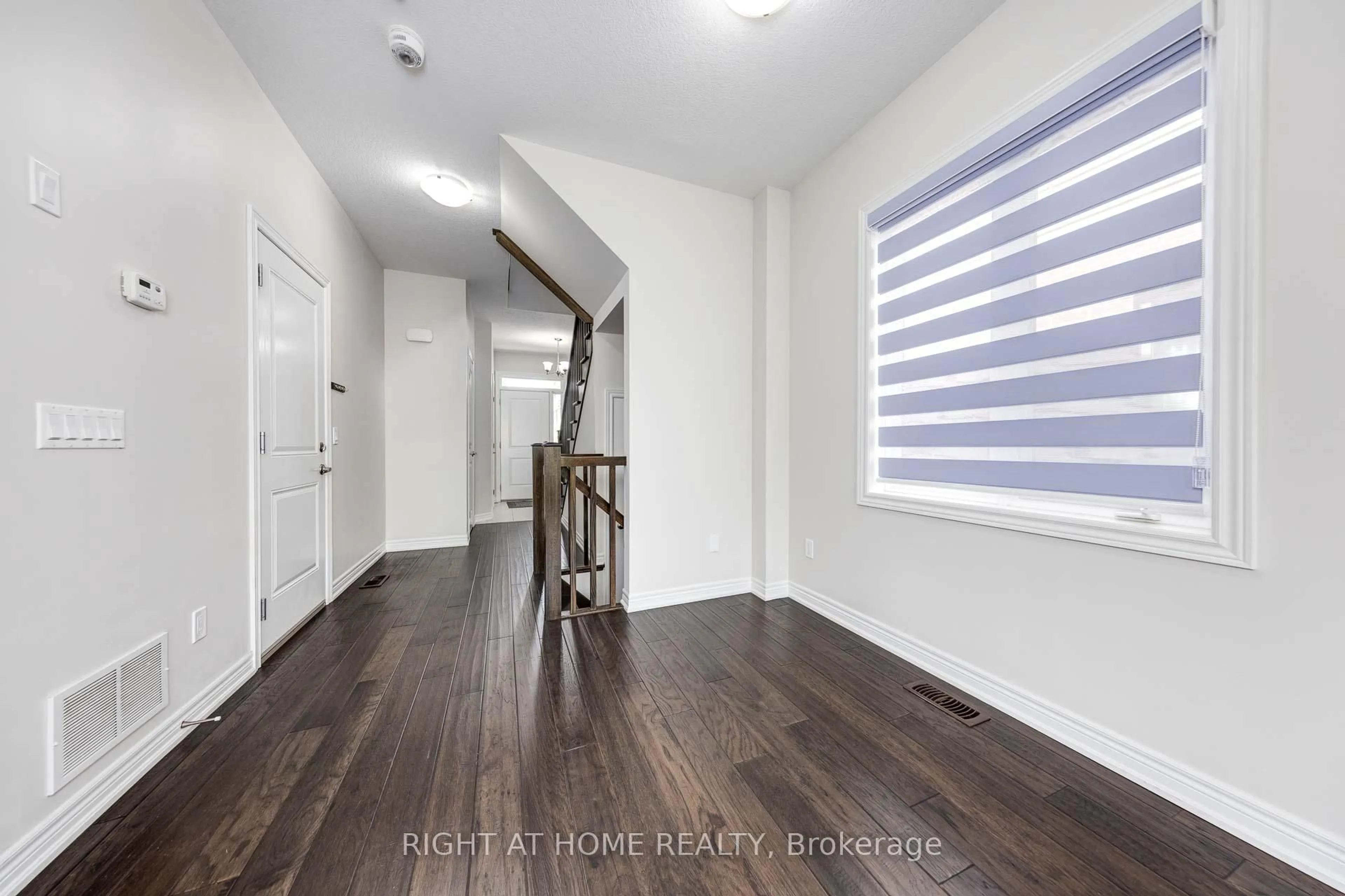Indoor entryway for 71 Southshore Cres, Hamilton Ontario L8E 0J3