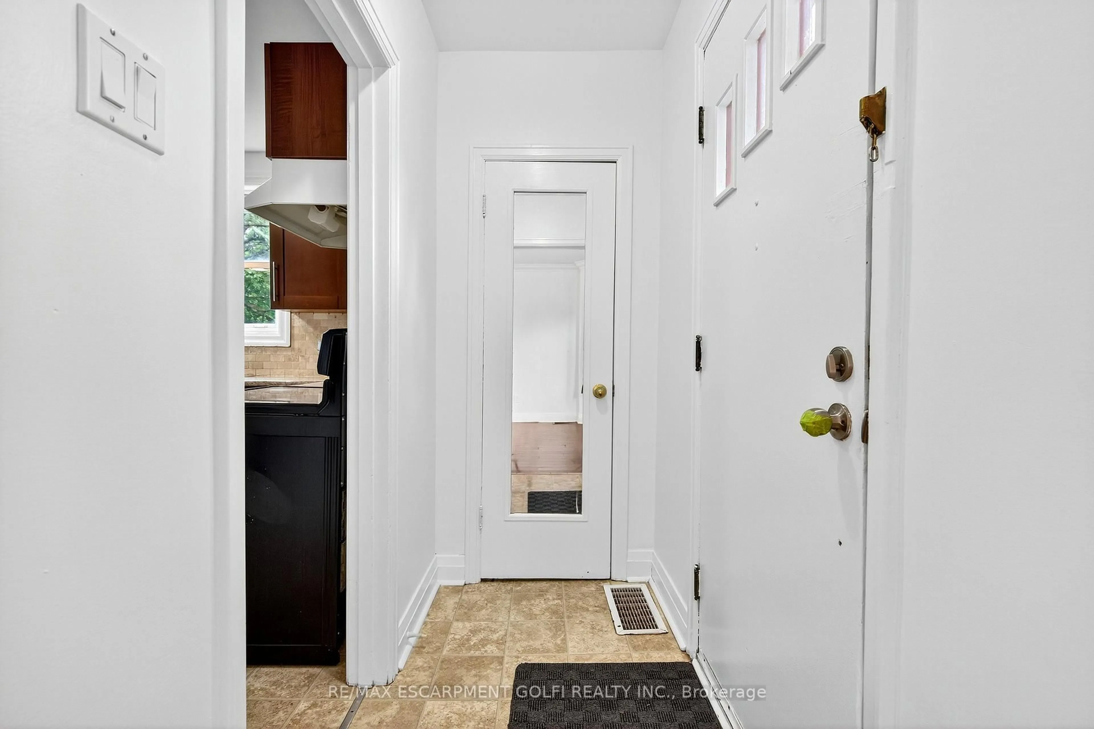Indoor entryway for 17 West 3RD St, Hamilton Ontario L9C 3J5