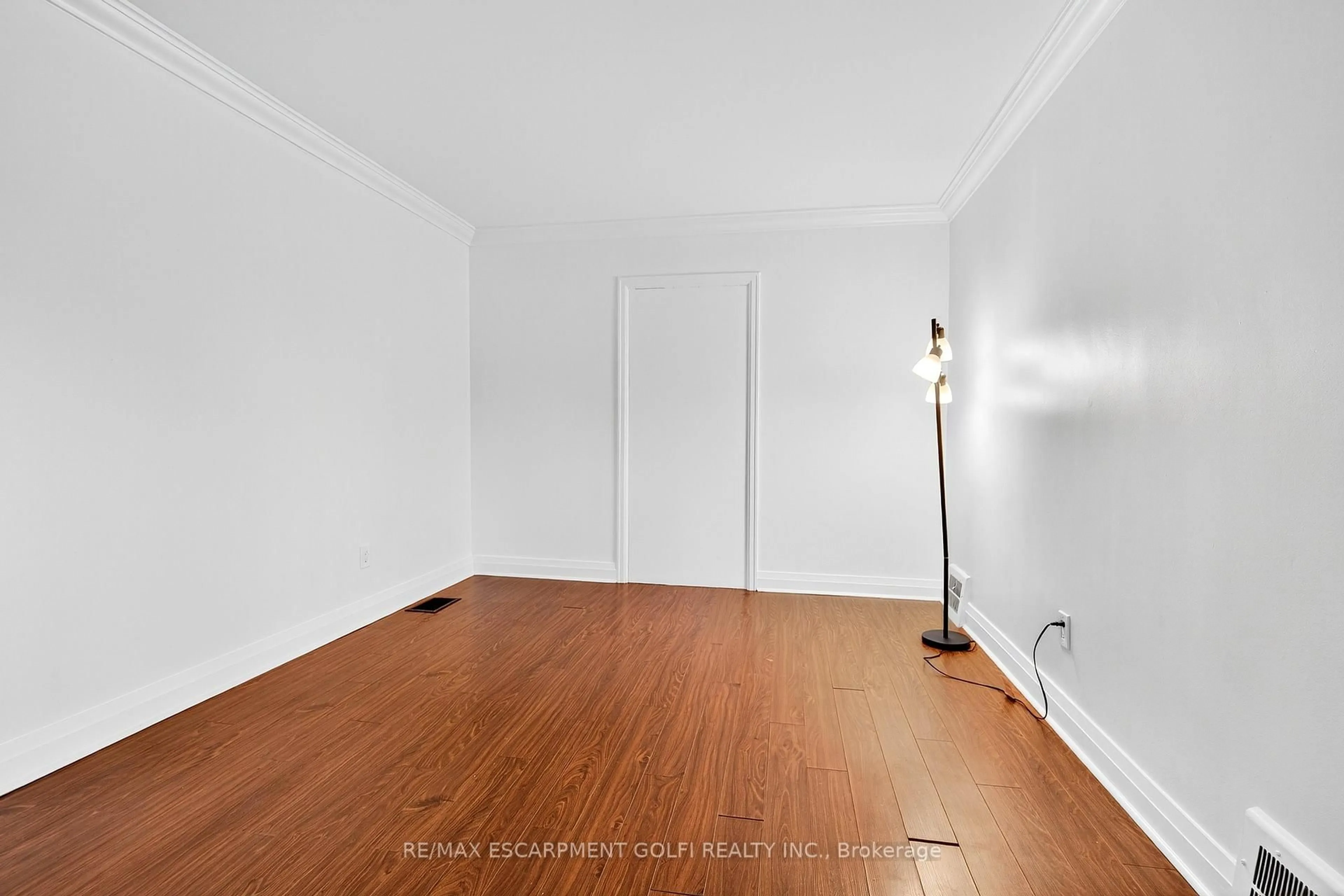 A pic of a room for 17 West 3RD St, Hamilton Ontario L9C 3J5