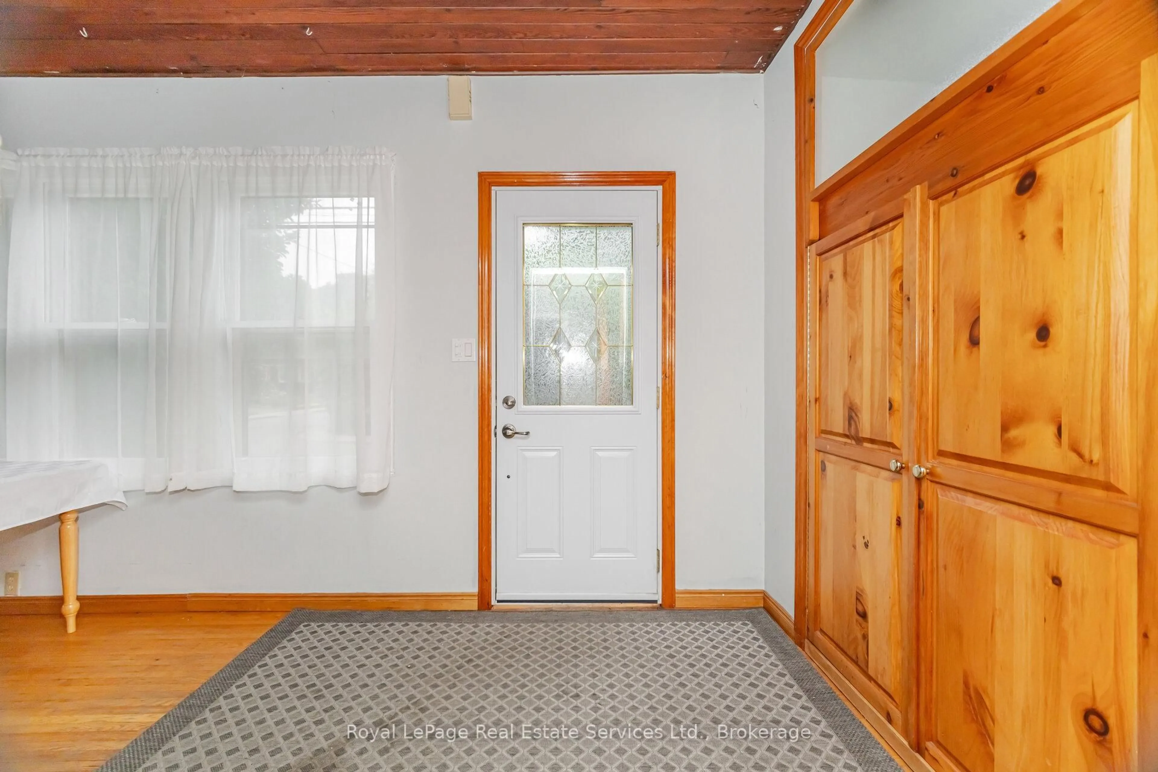 Indoor entryway for 21 Paisley Ave, Hamilton Ontario L8S 1T8