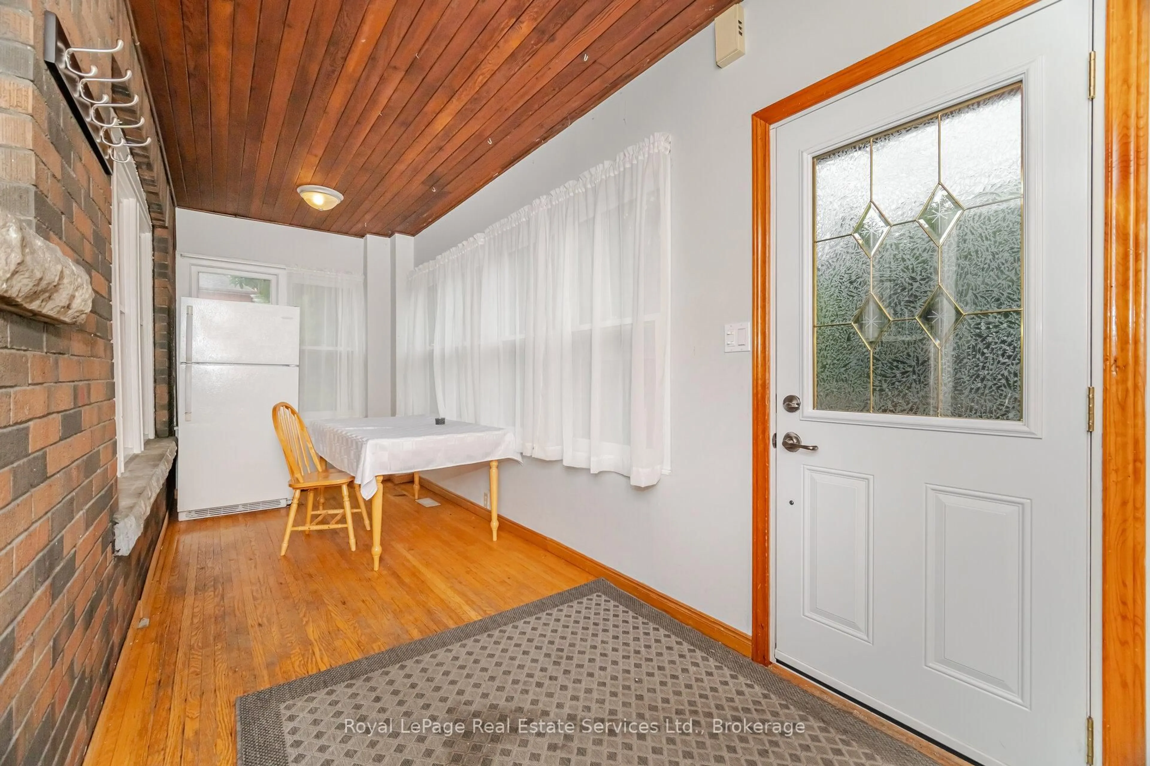 Indoor entryway for 21 Paisley Ave, Hamilton Ontario L8S 1T8