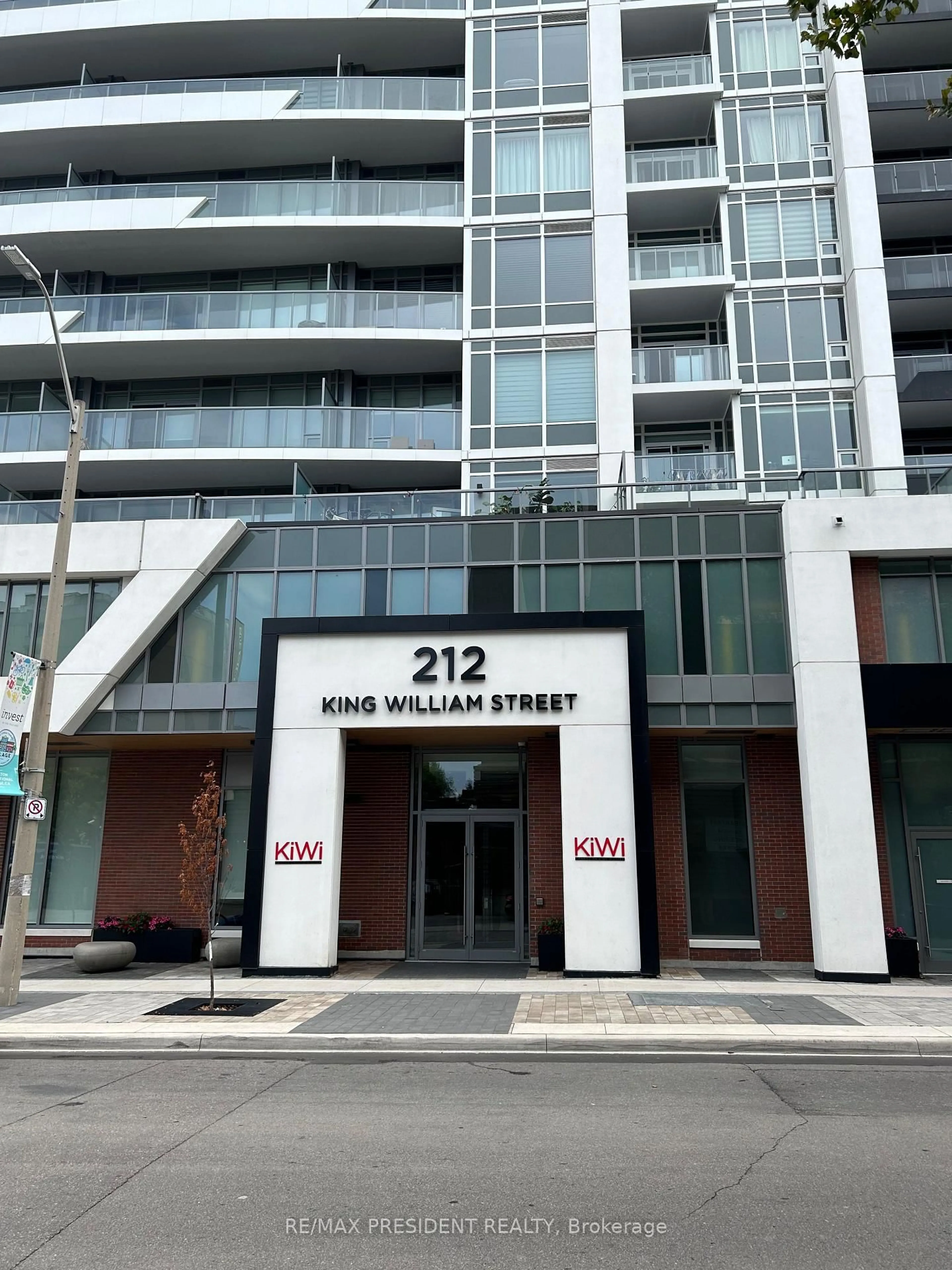Indoor foyer for 212 King William St #1209, Hamilton Ontario L8R 3P2
