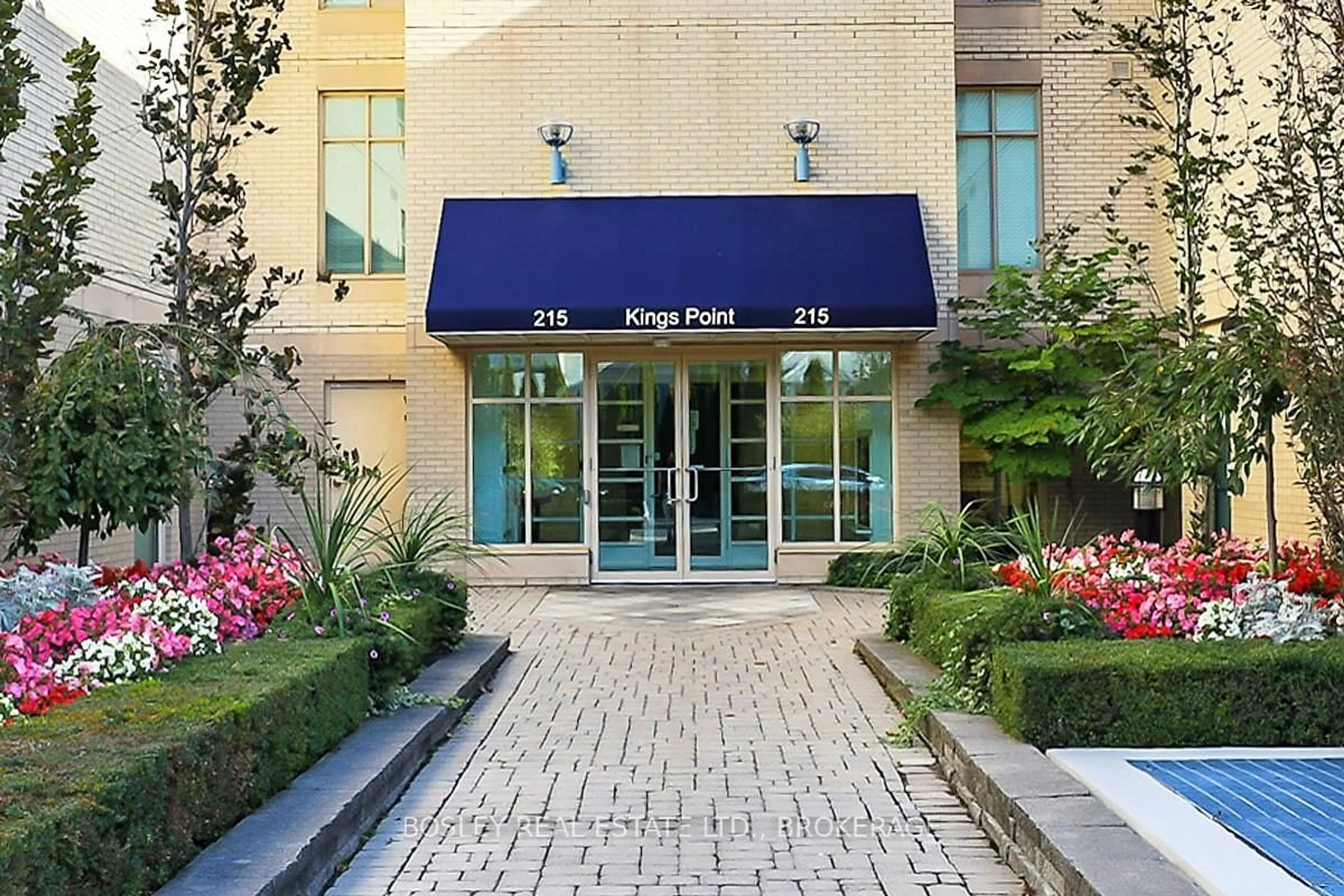 Patio, building for 215 Ricardo St #205, Niagara-on-the-Lake Ontario L0S 1J0