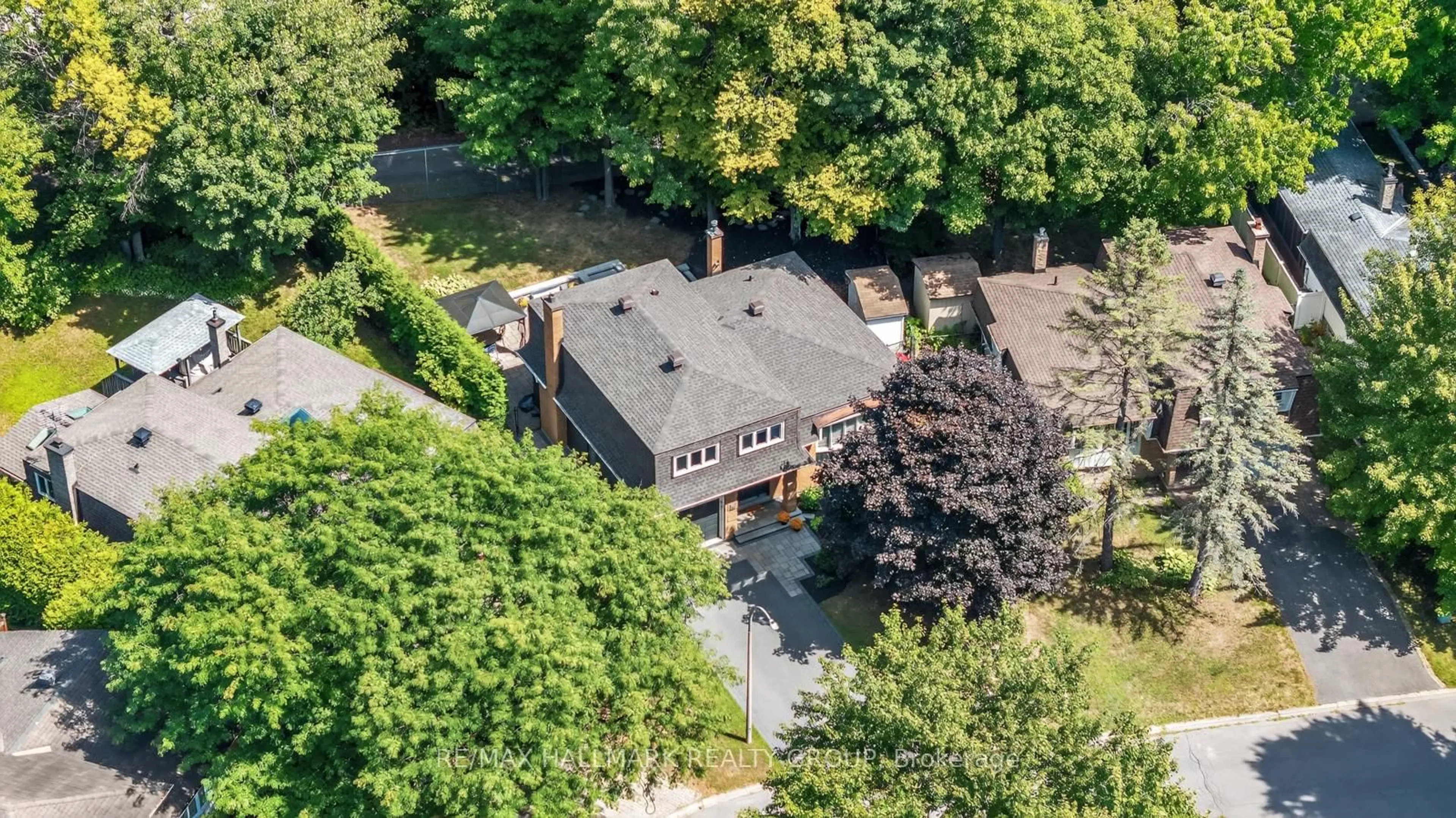 A pic from outside/outdoor area/front of a property/back of a property/a pic from drone, street for 30 Oakhurst Cres, Ottawa Ontario K1B 4A6
