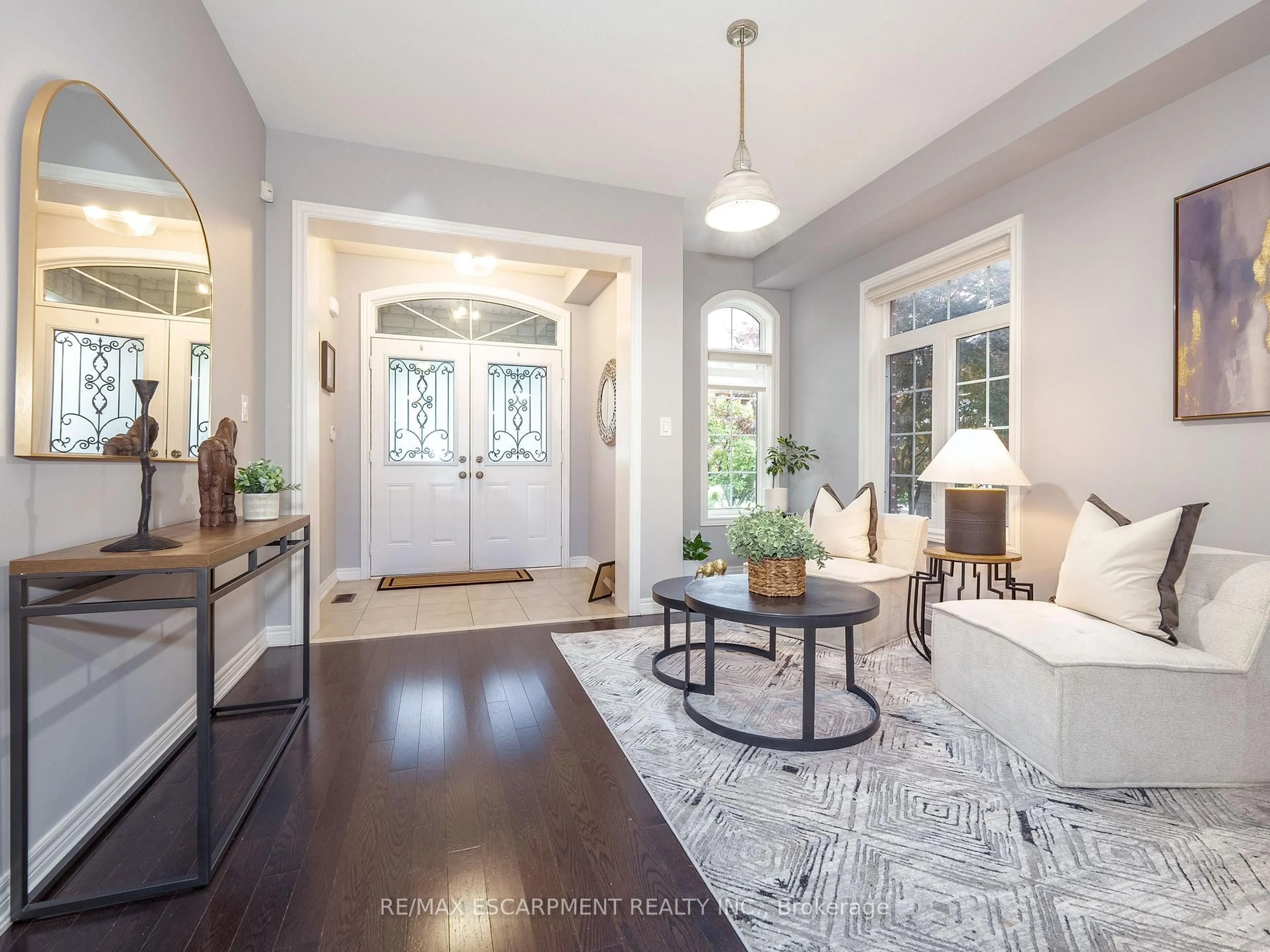Indoor entryway for 19 McKnight Ave, Hamilton Ontario L8B 0R5