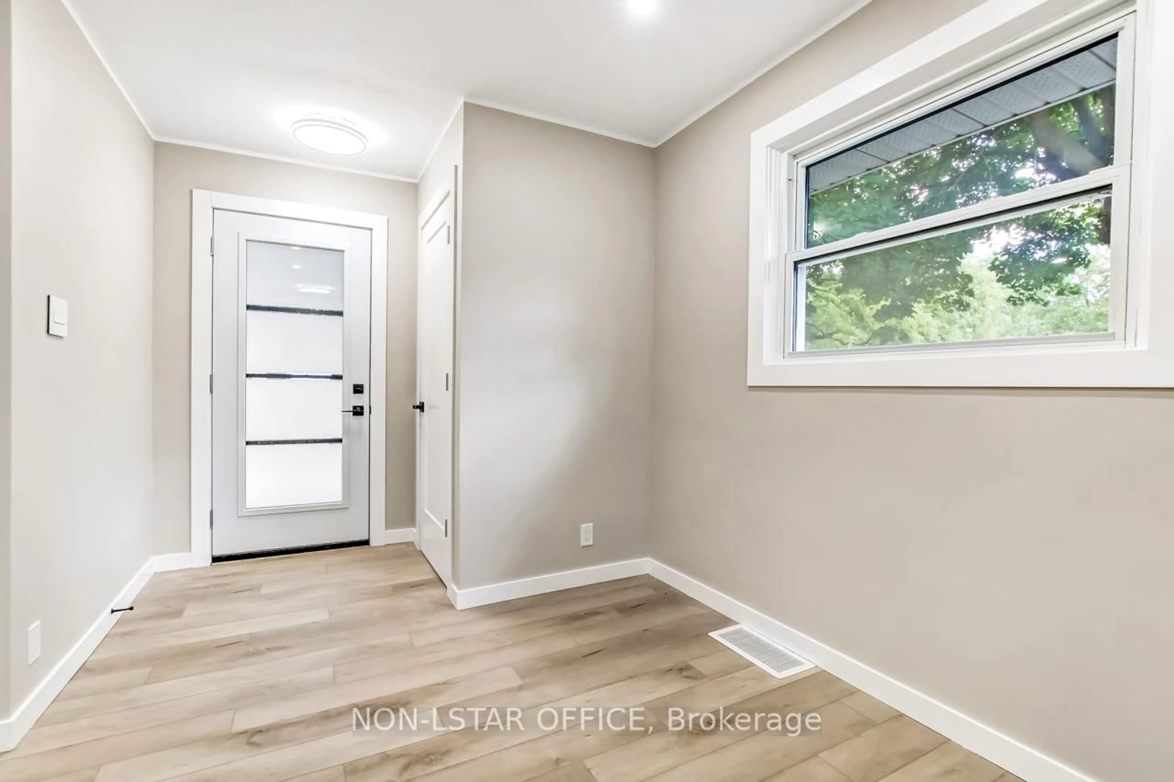 Indoor entryway for 1840 Royal Cres, London East Ontario N5W 2A8