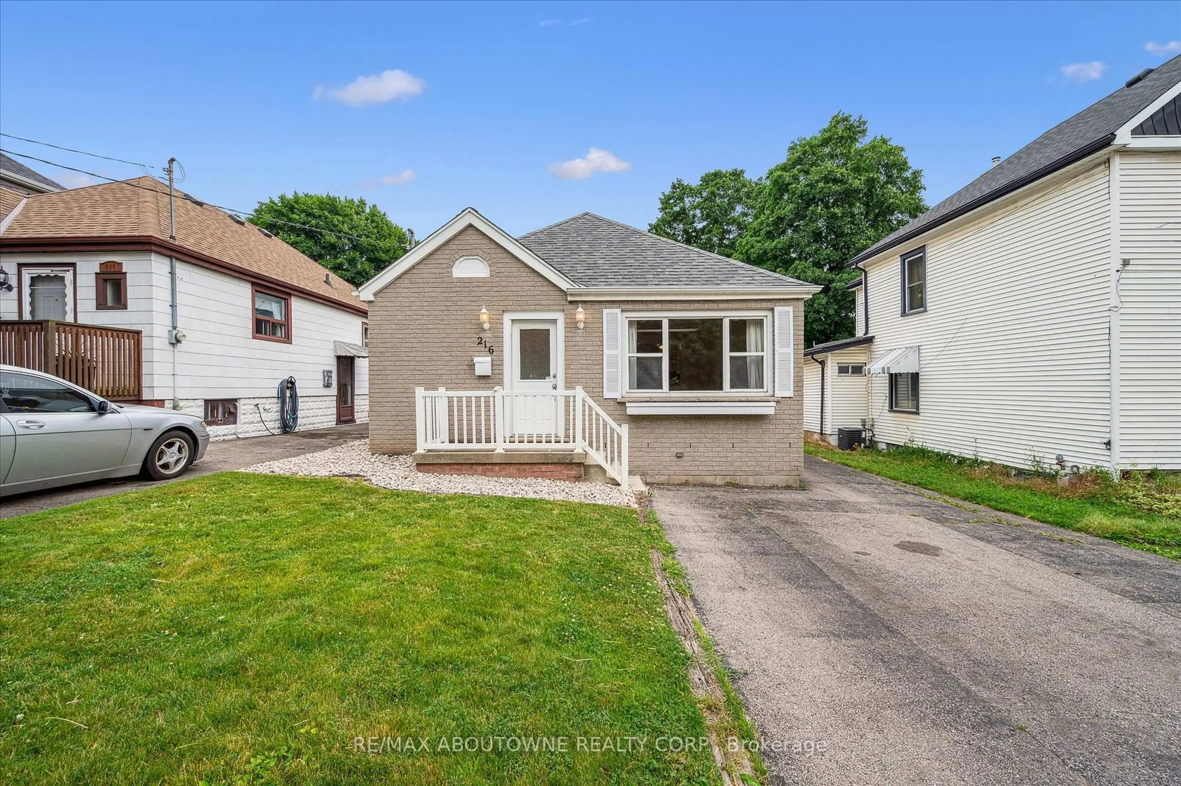 A pic from outside/outdoor area/front of a property/back of a property/a pic from drone, street for 216 Bell Ave, Hamilton Ontario L8K 3E6