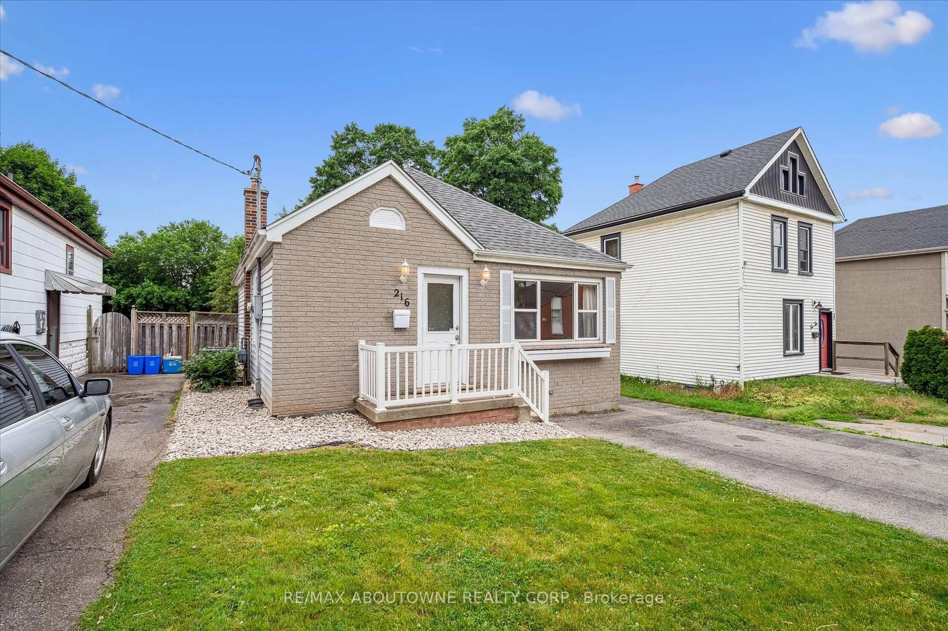 A pic from outside/outdoor area/front of a property/back of a property/a pic from drone, street for 216 Bell Ave, Hamilton Ontario L8K 3E6