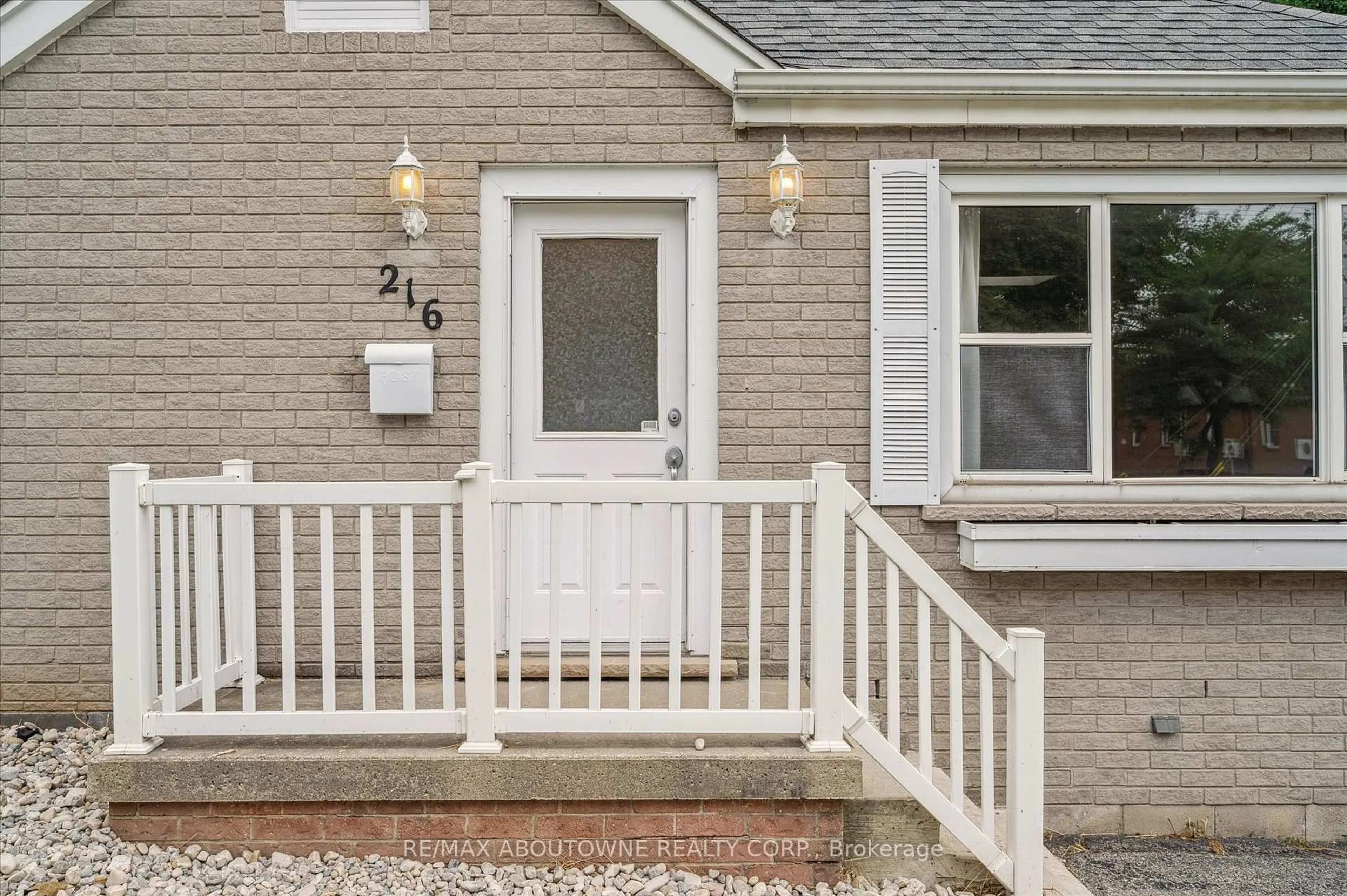 Unknown for 216 Bell Ave, Hamilton Ontario L8K 3E6