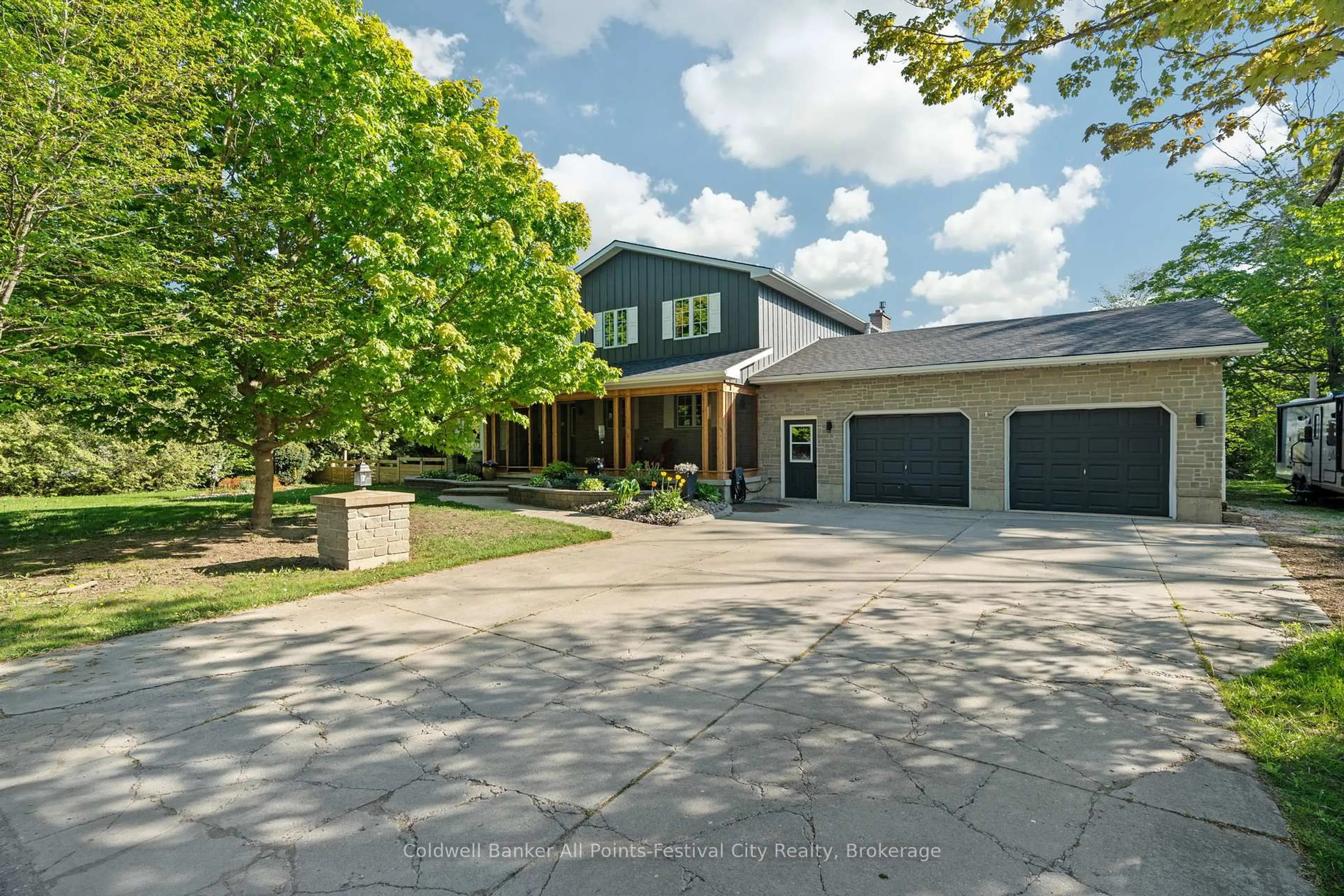 A pic from outside/outdoor area/front of a property/back of a property/a pic from drone, street for 79053 Kelly Crt, Central Huron Ontario N7A 3X8