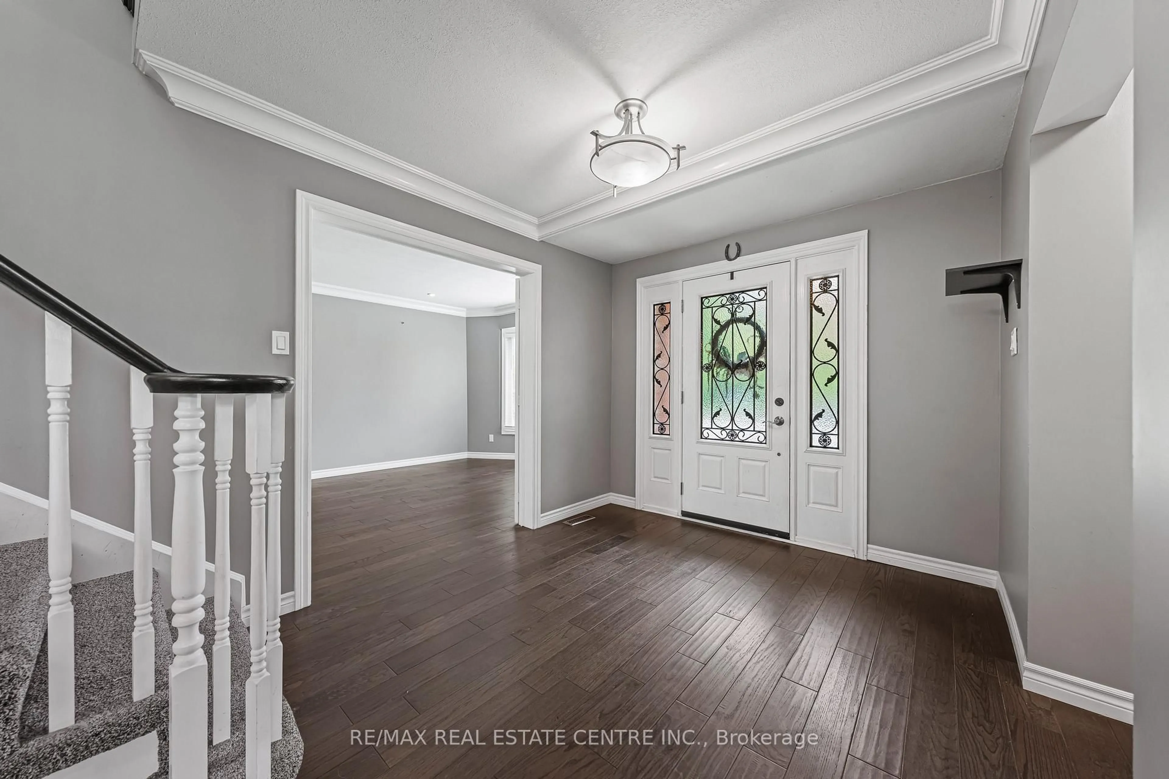 Indoor entryway for 163 GLENVALLEY Dr, Cambridge Ontario N1T 1R1