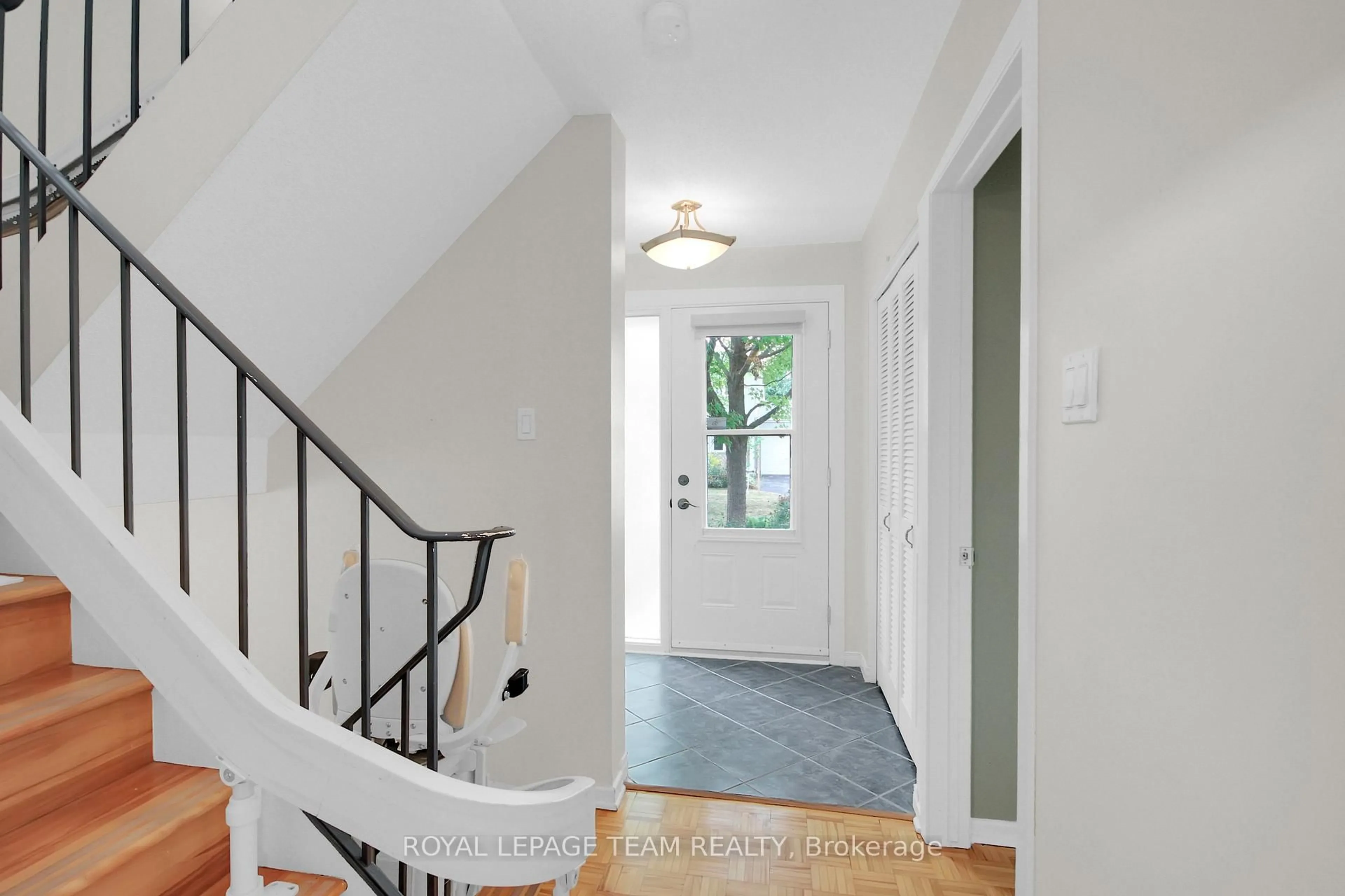 Indoor entryway for 26 Jackson Crt, Ottawa Ontario K2K 1B7