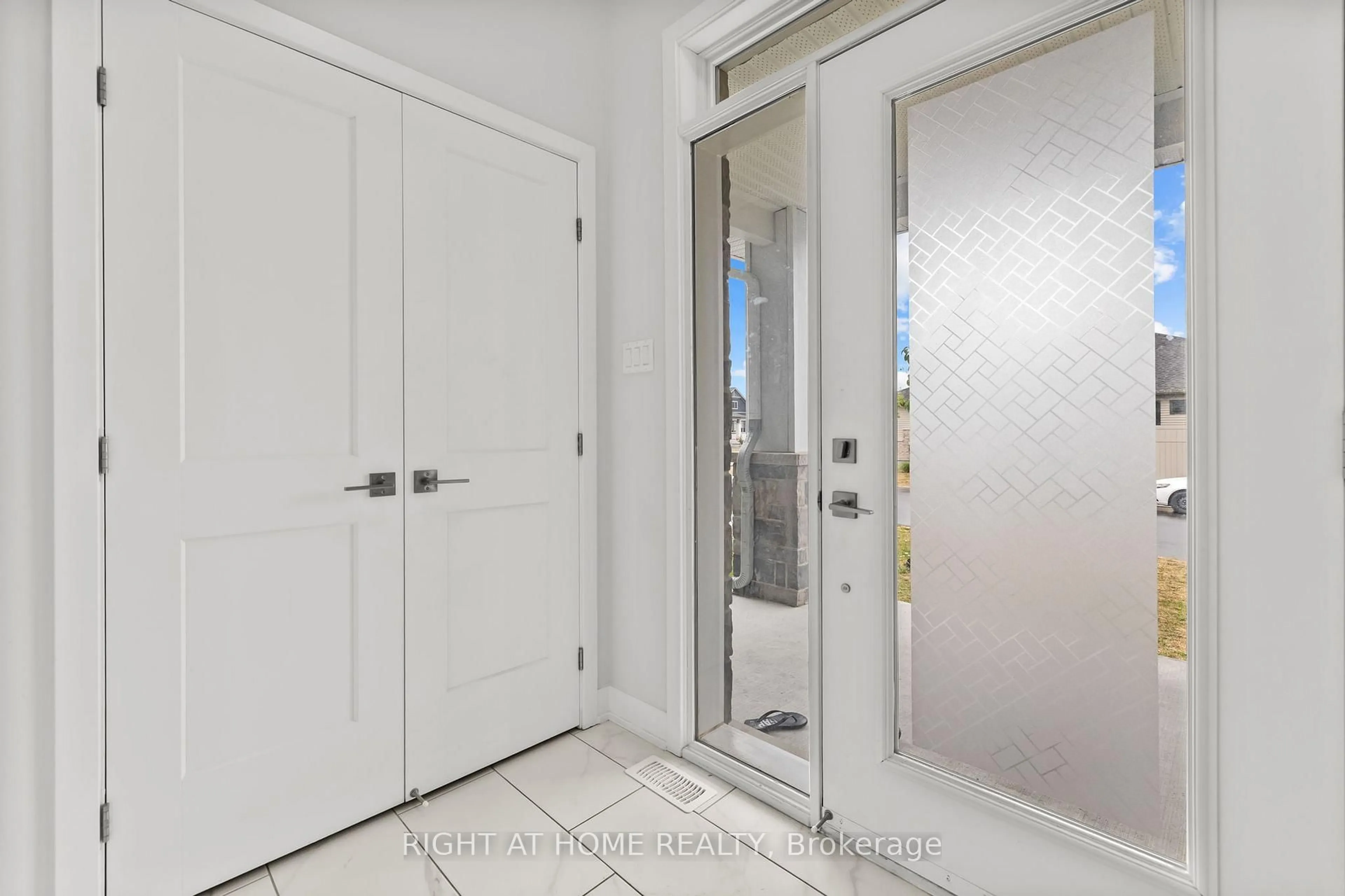 Indoor entryway for 47 Mac Beattie Dr, Arnprior Ontario K7S 0J3