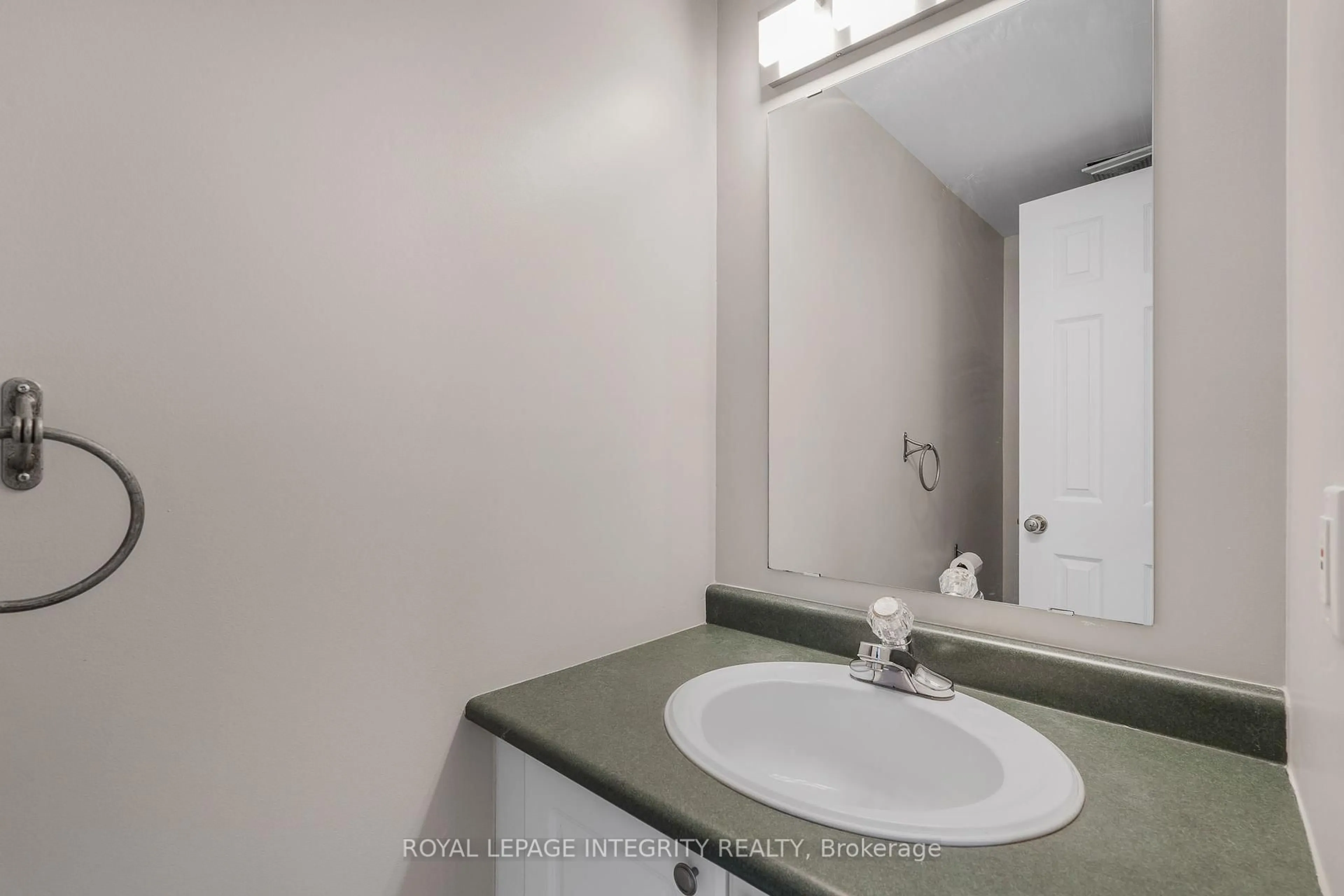 Standard bathroom, unknown for 111 Arcola Private, Ottawa Ontario K1K 4W9