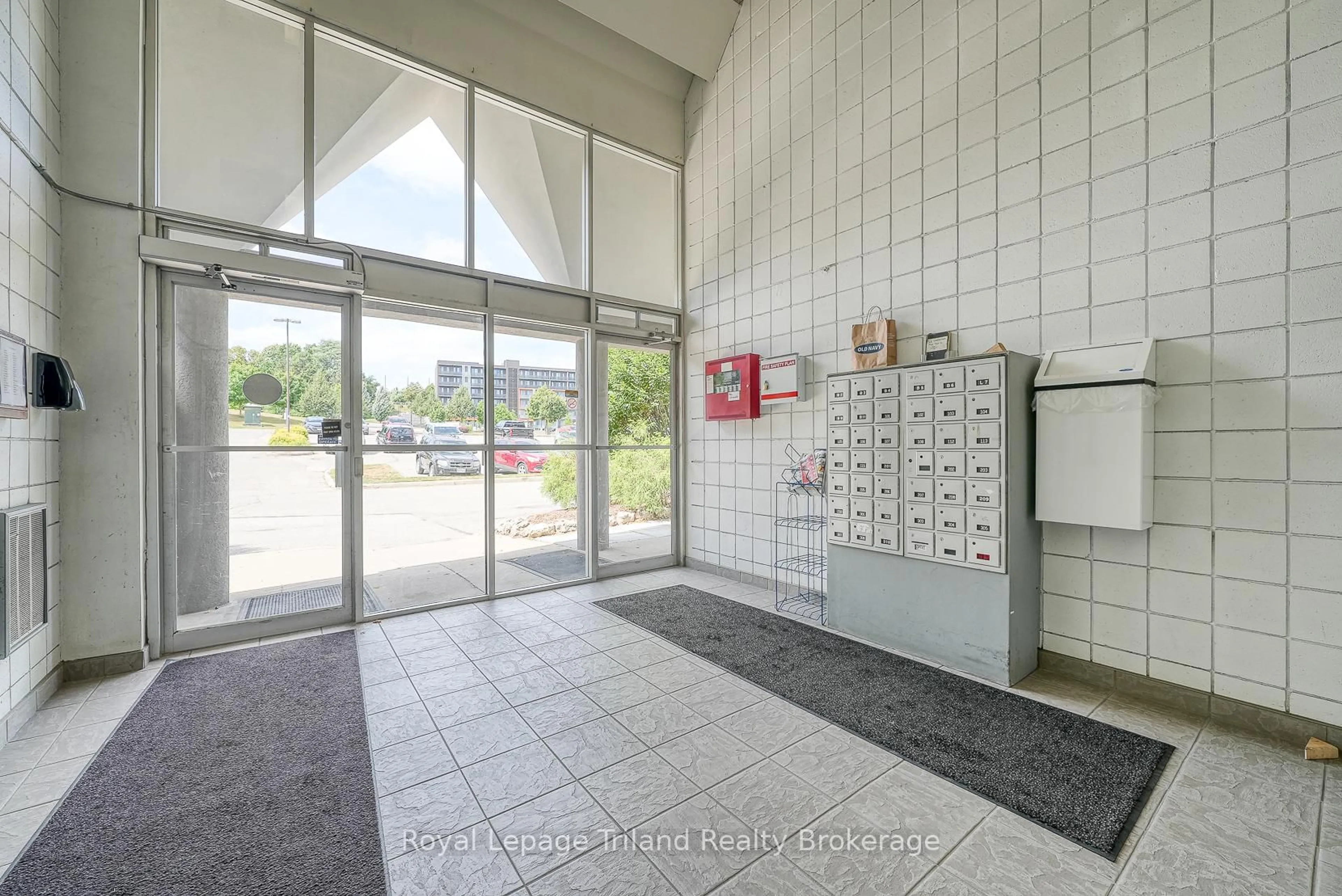 Indoor foyer for 163 Ferguson Dr #304, Woodstock Ontario N4V 1B1
