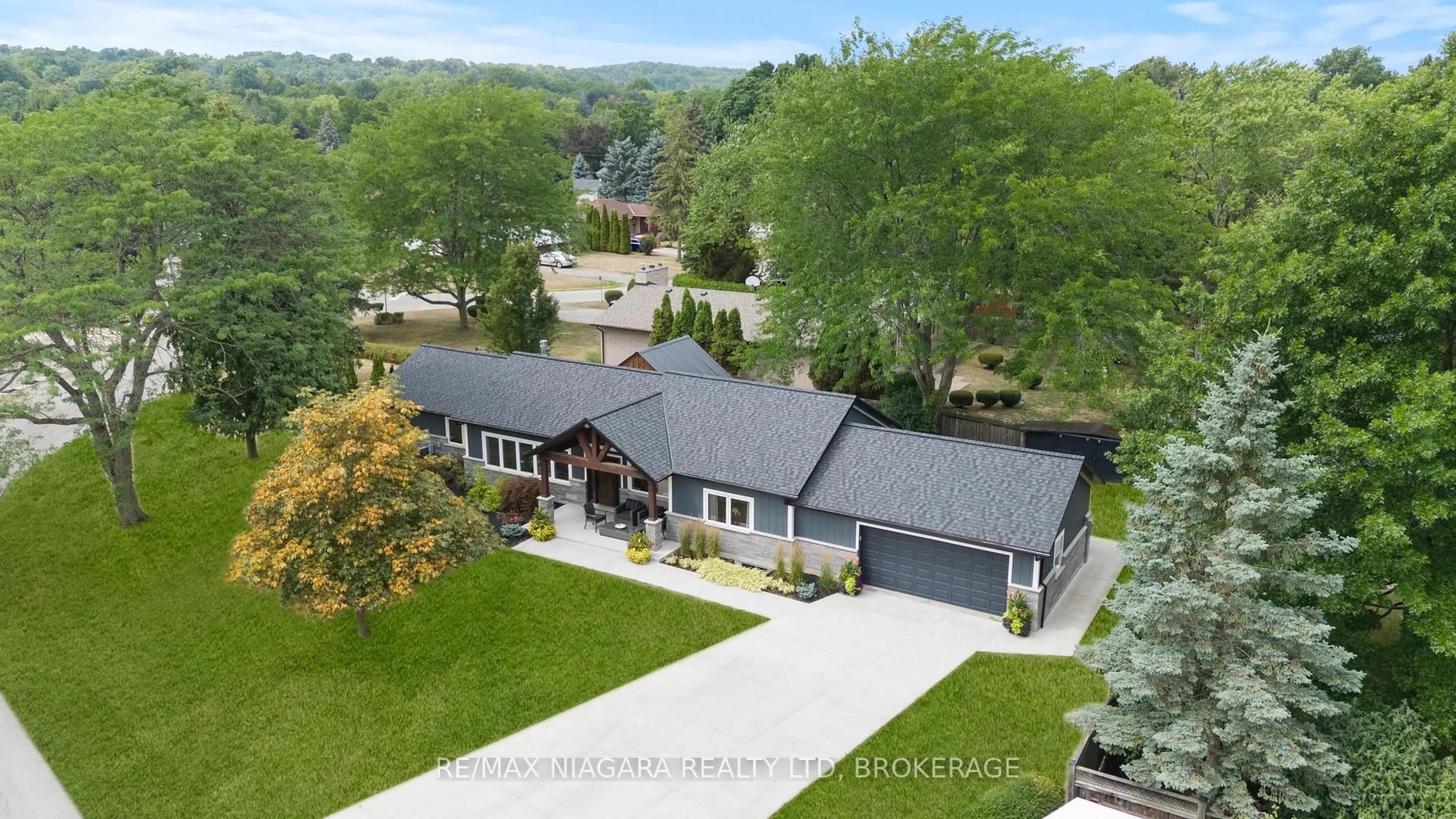 A pic from outside/outdoor area/front of a property/back of a property/a pic from drone, street for 3886 GLENVIEW Dr, Lincoln Ontario L0R 1C0